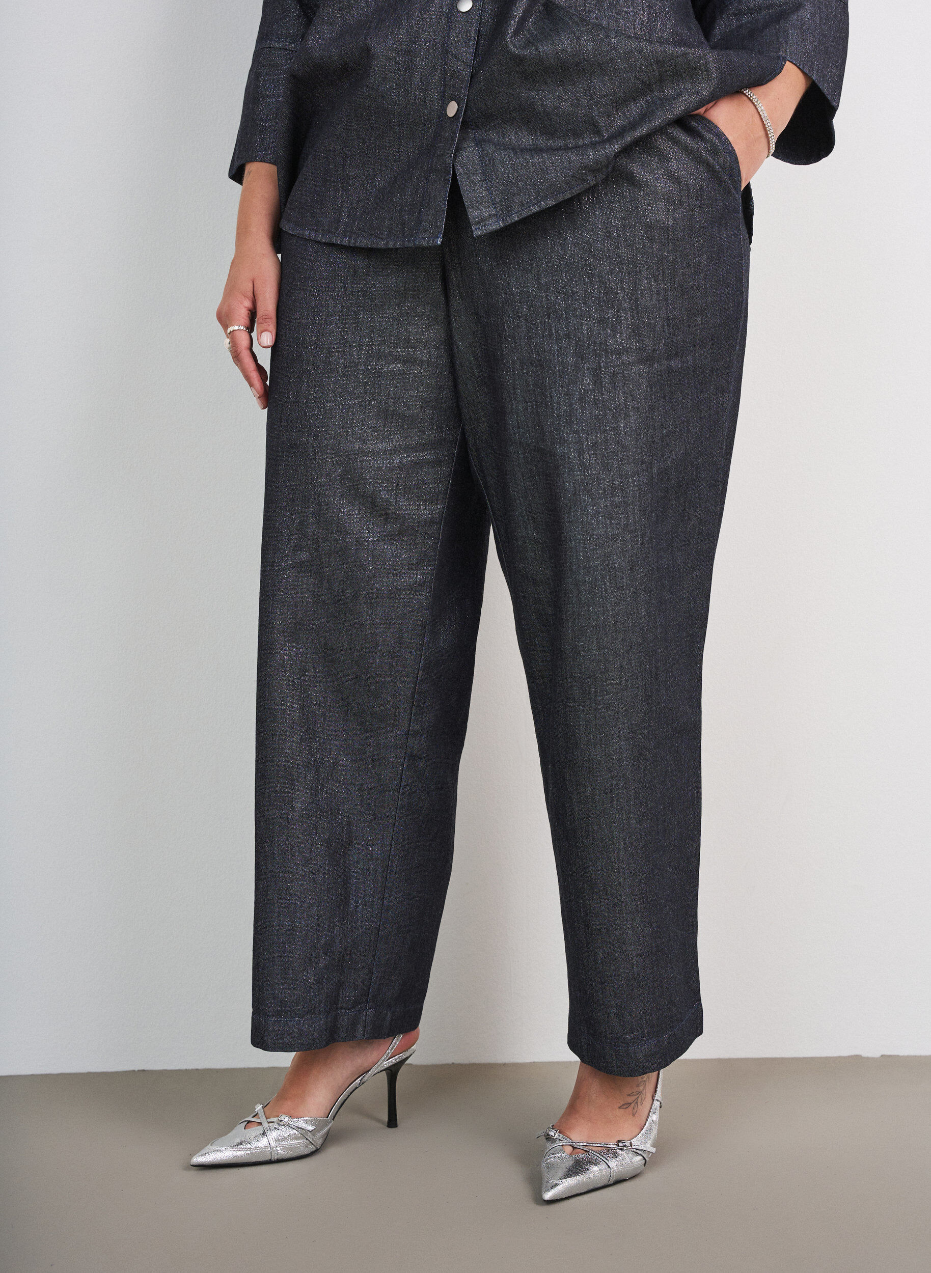 ZizziDenimbukser med glimmertr&aring;d og lige ben, Gr&aring;, Model image number 2