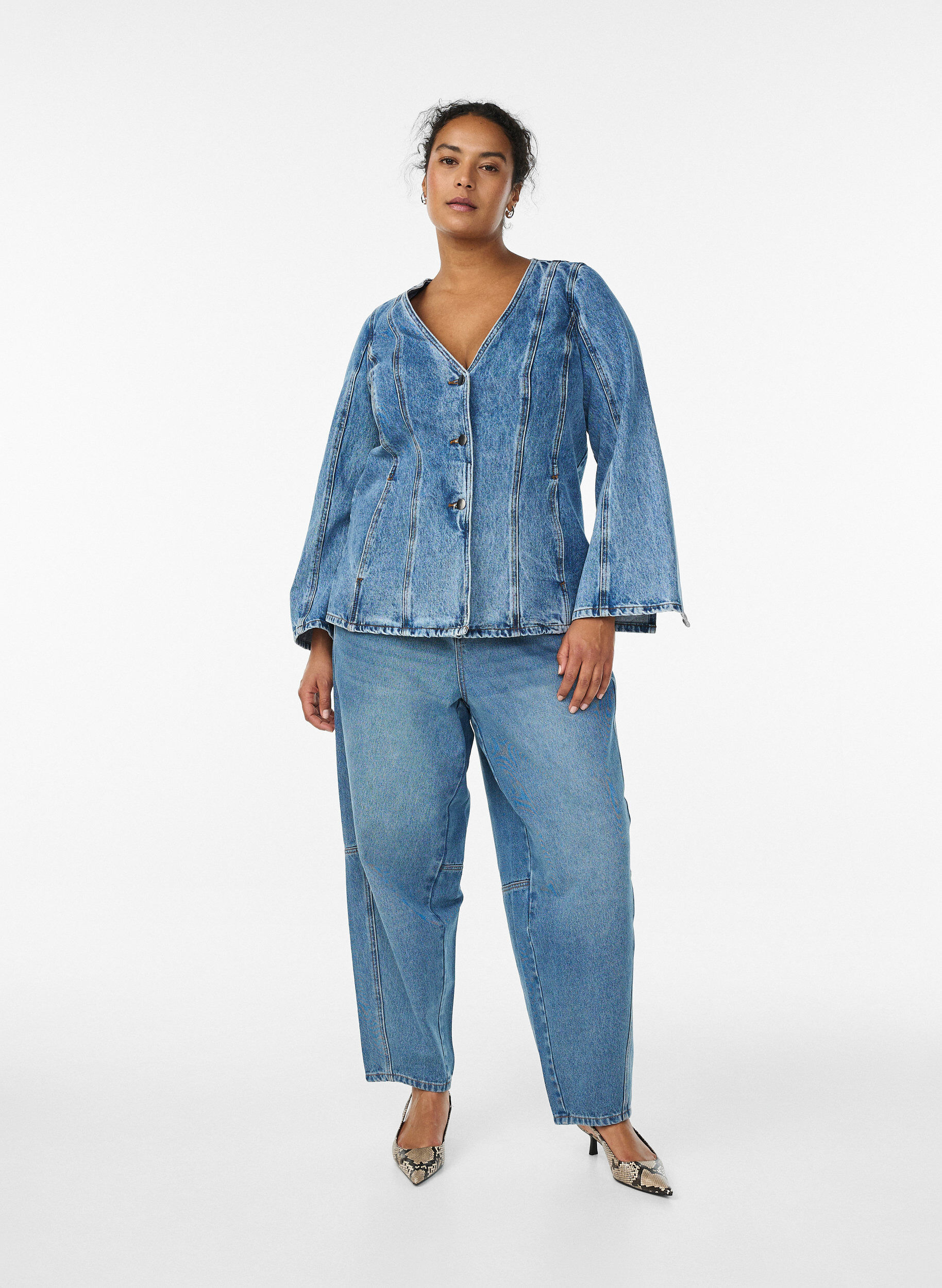Zizzi Denimjakke med formgivende syninger og V-udsk&aelig;ring, Bl&aring;, Model image number 1