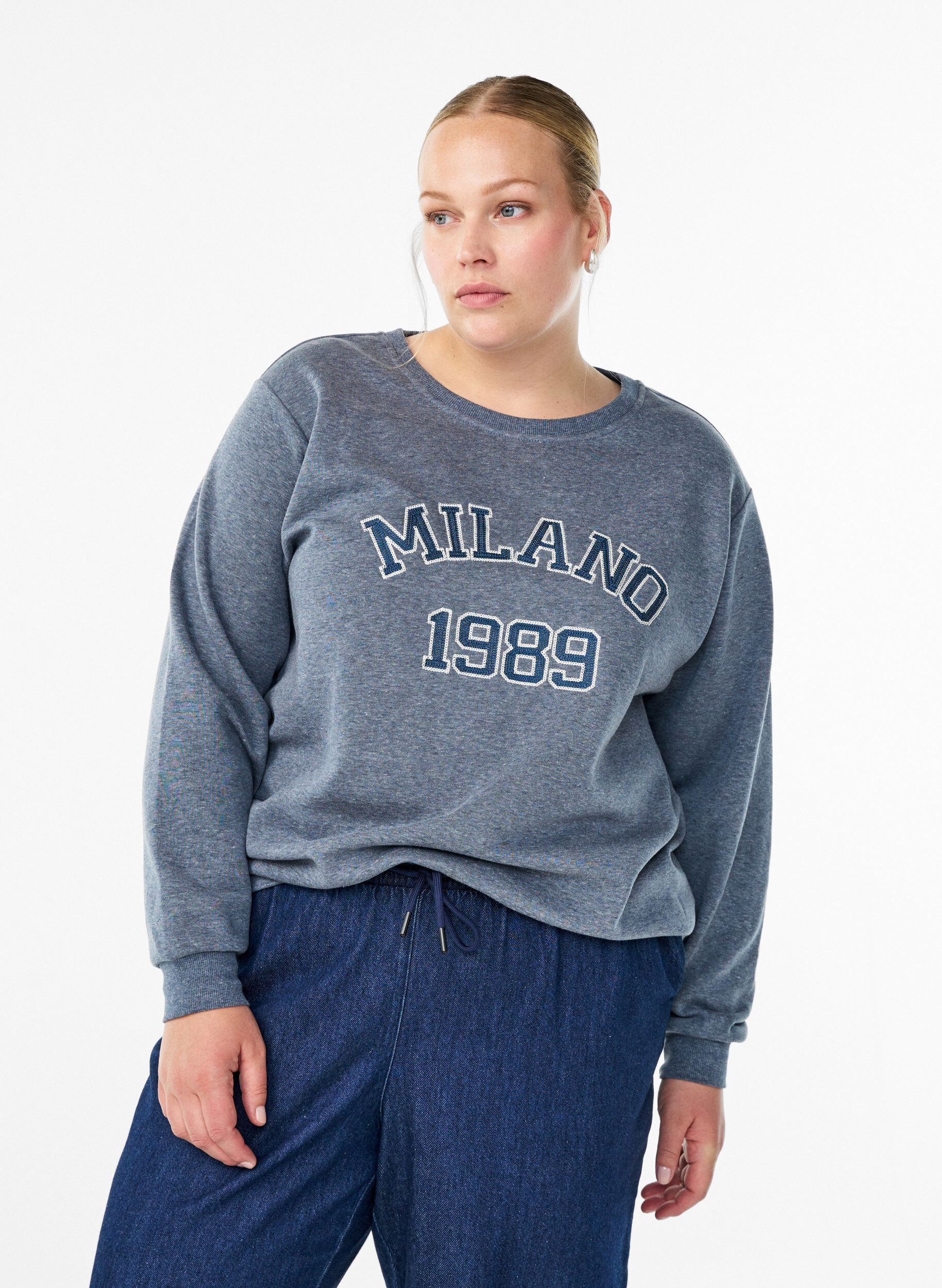 Zizzi Sweatshirt med broderet Milano-motiv, Gr&aring;, Model image number 0