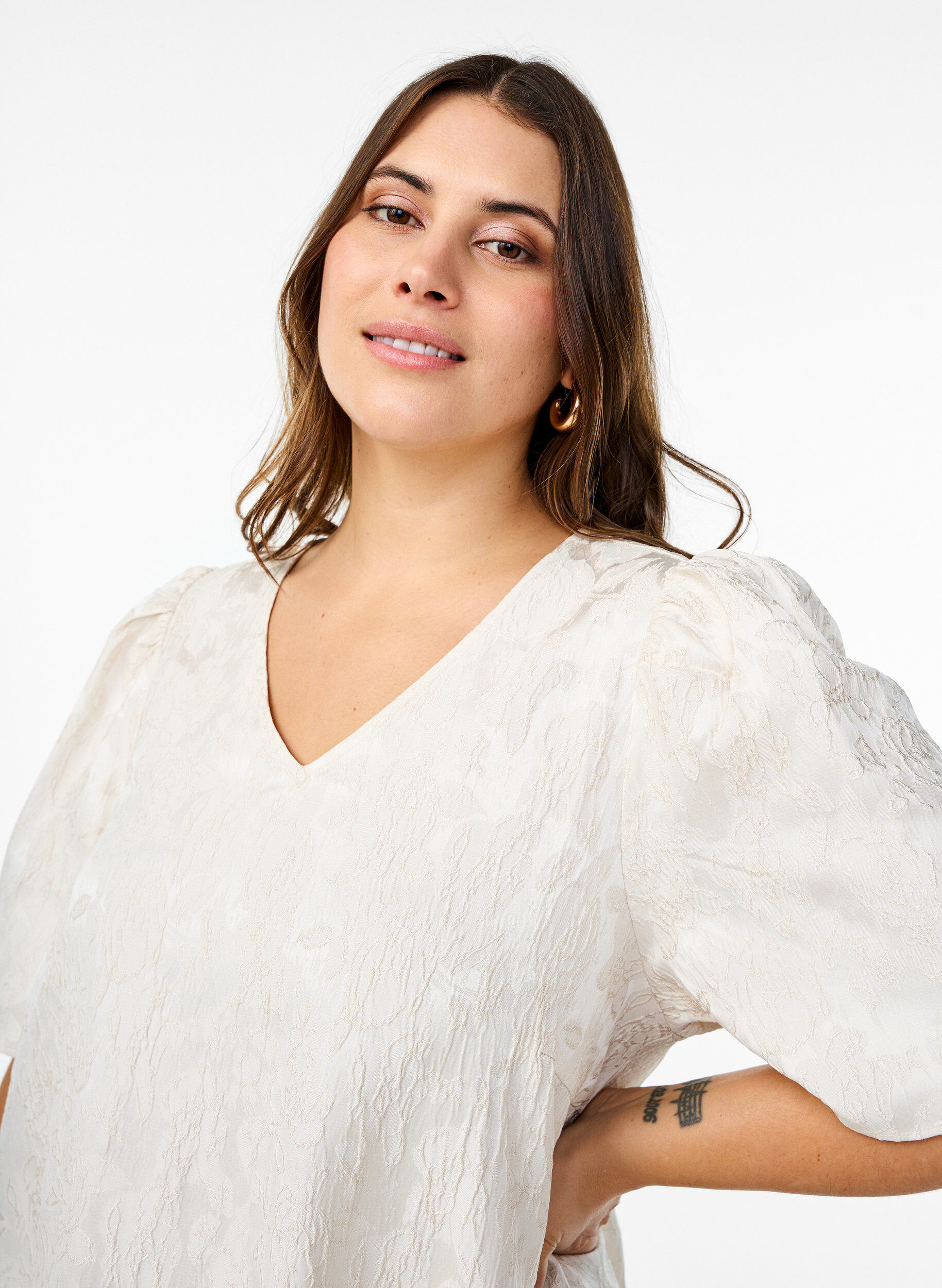 Zizzi Kn&aelig;lang jacquardkjole med korte &aelig;rmer, Whisper White, Model image number 2