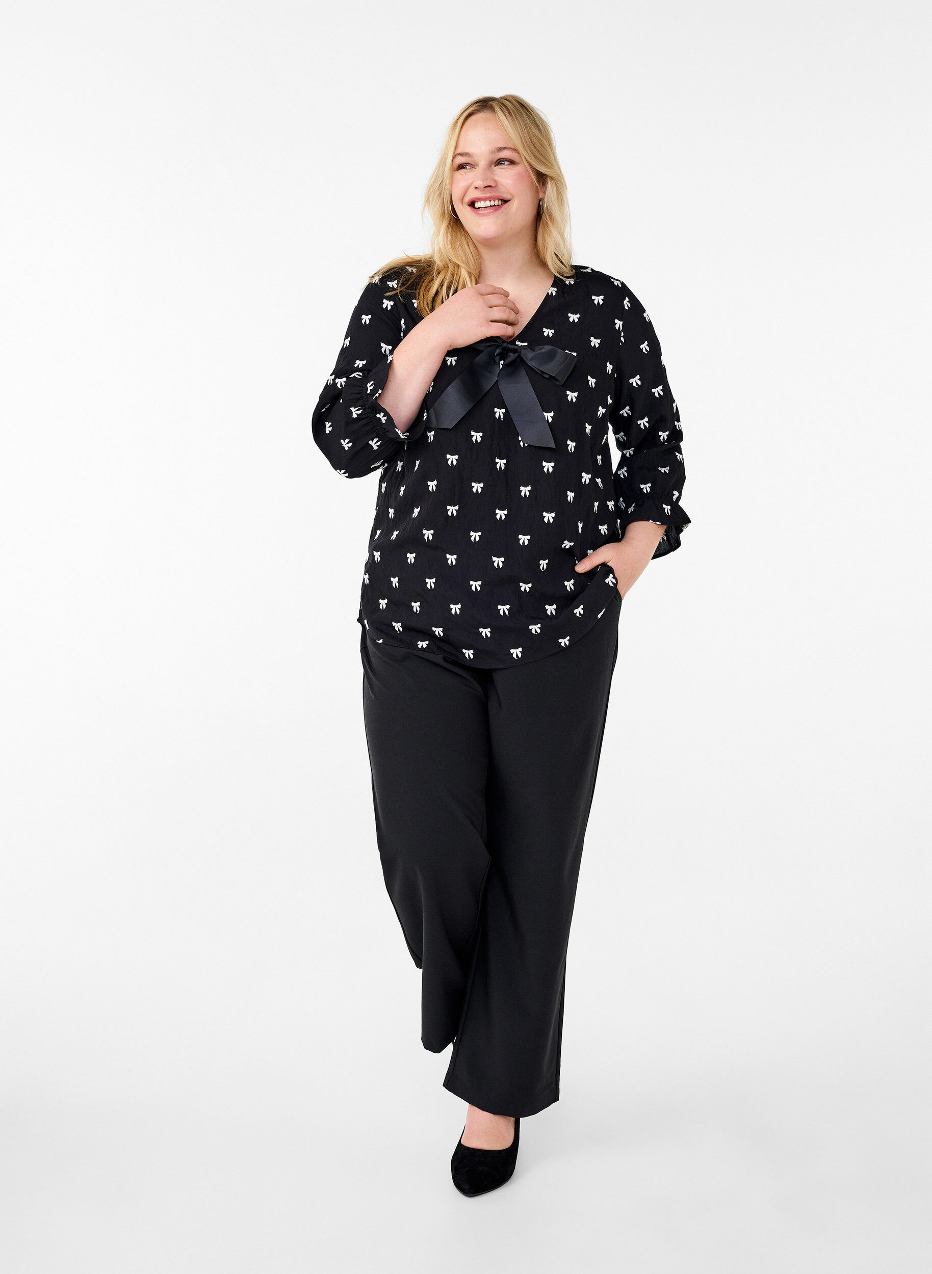 Zizzi Bluse med sl&oslash;jfer og 3/4 &aelig;rmer, Black White Bow, Model image number 2