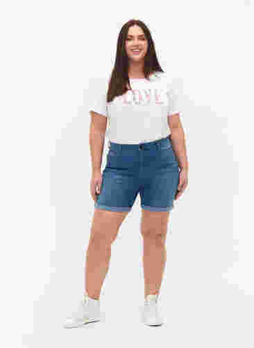 Højtaljede denim shorts med slim fit, Medium Blue Denim, Model image number 2