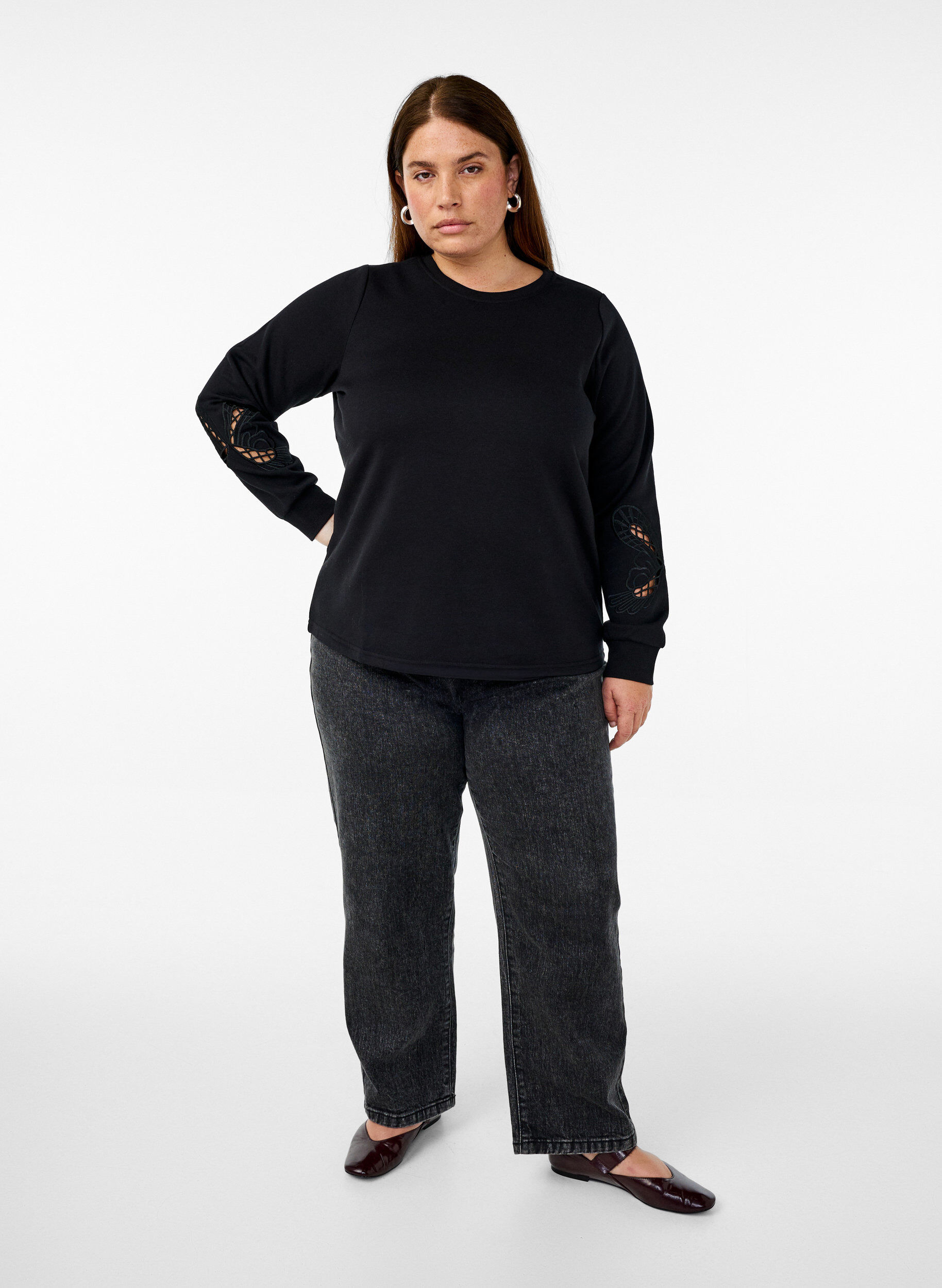 Zizzi Sweatbluse med broderede udsk&aelig;ringer, Black, Model image number 3