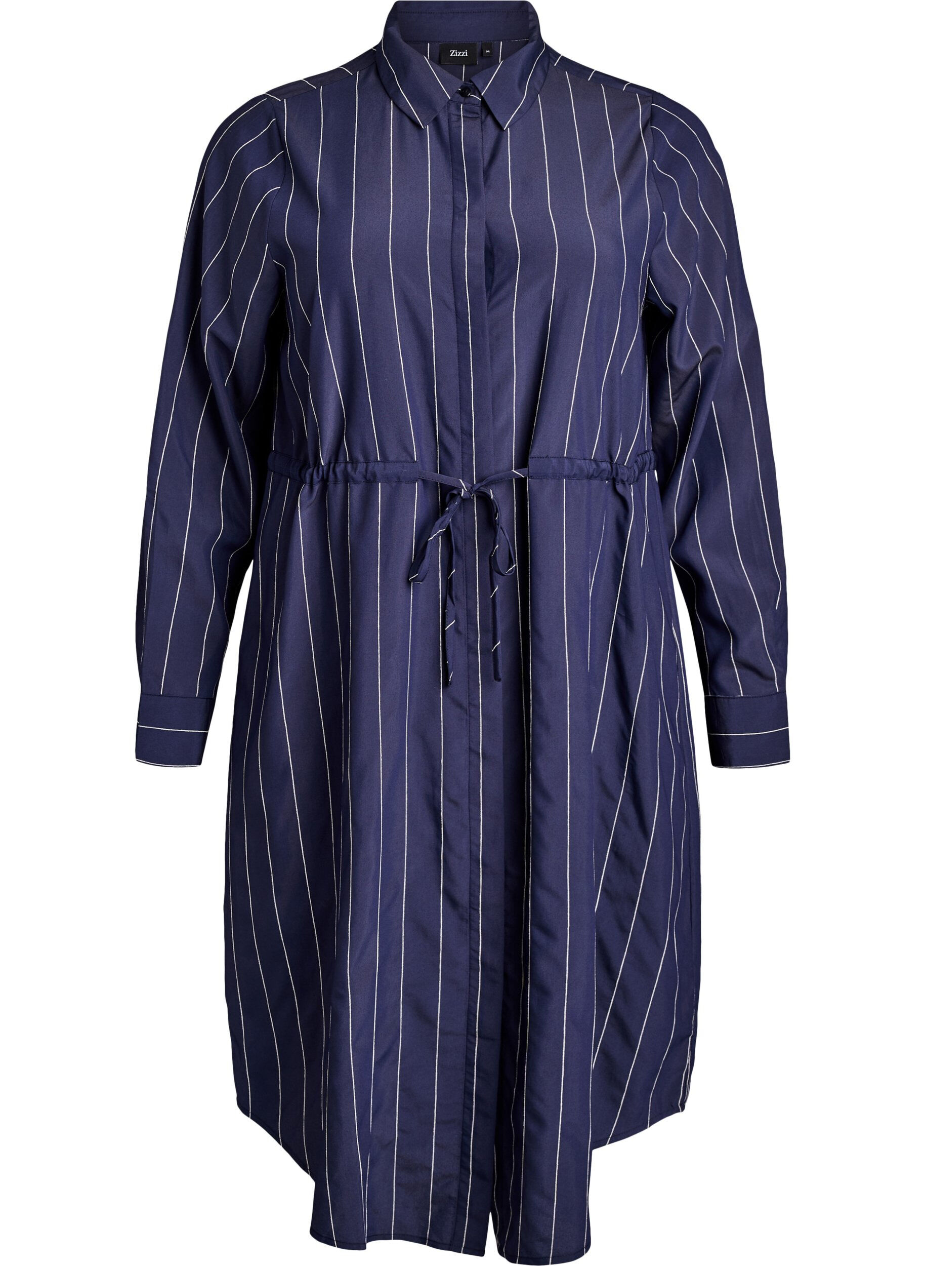 Lang skjorte med n&aring;lestriber og bindeb&aelig;lte