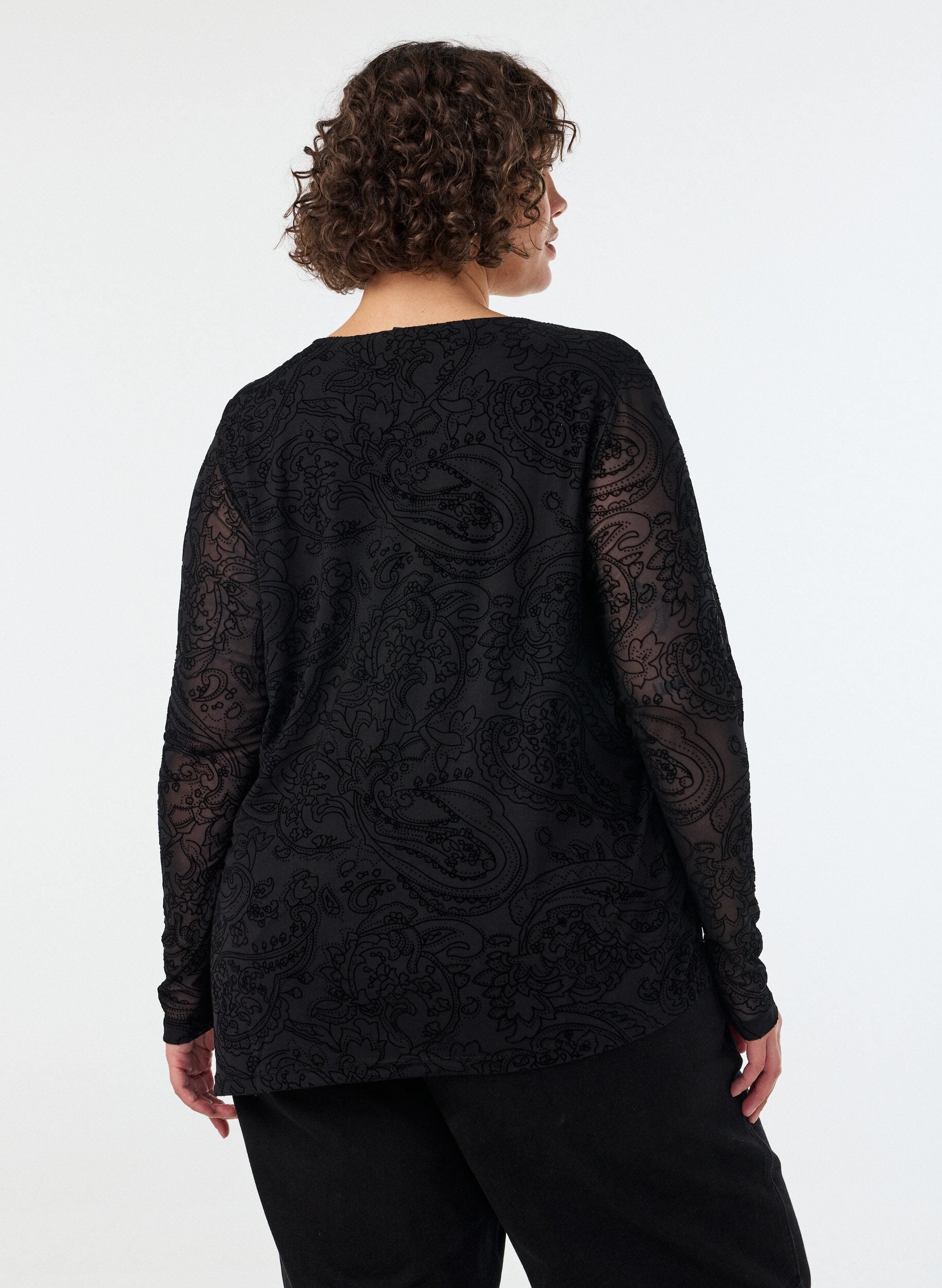 ZizziMeshbluse med paisleym&oslash;nster og skr&aring; kant, Sort, Model image number 2
