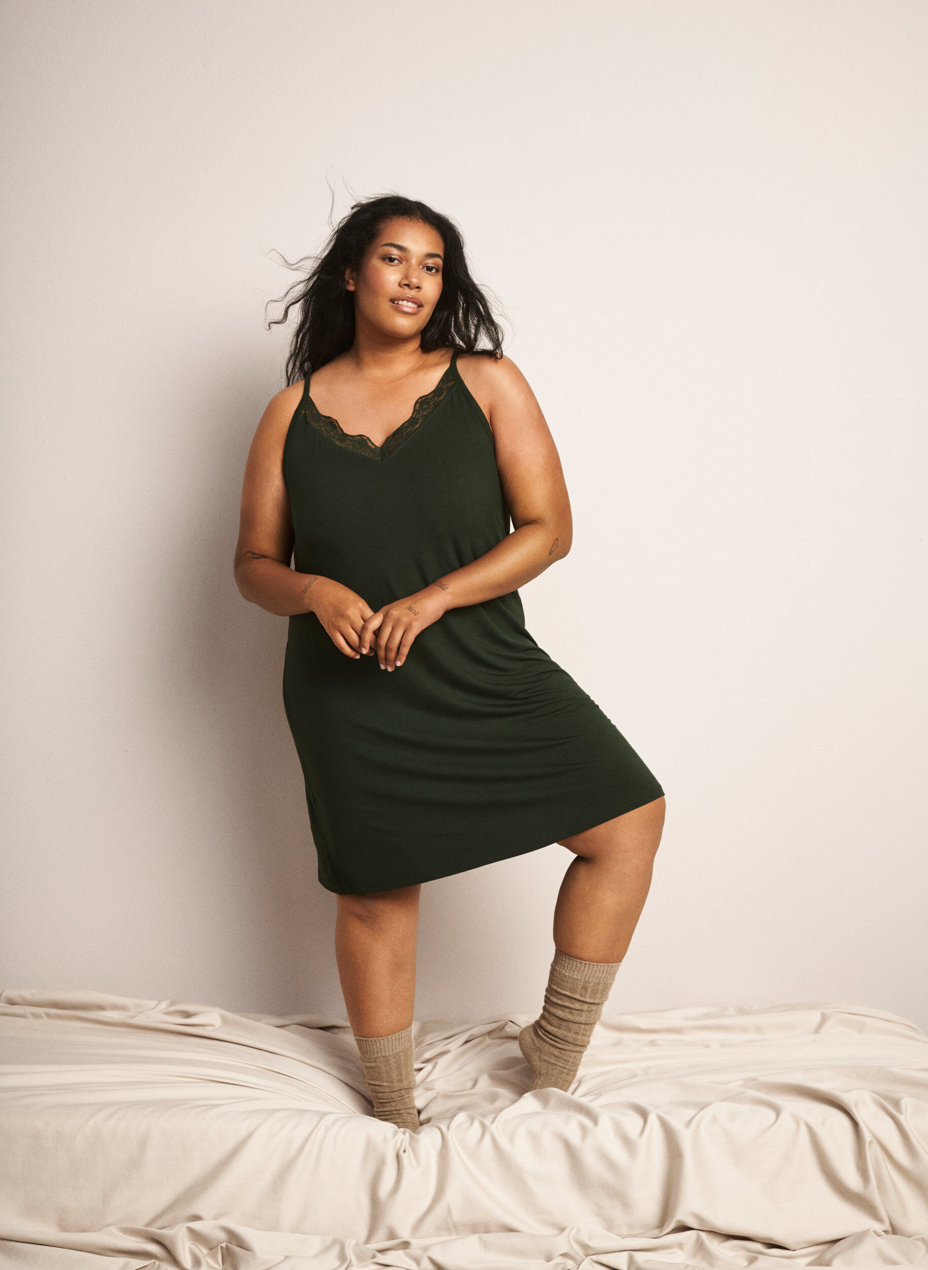 Zizzi Natkjole med blondekant i viskose, Gr&oslash;n, Image image number 0