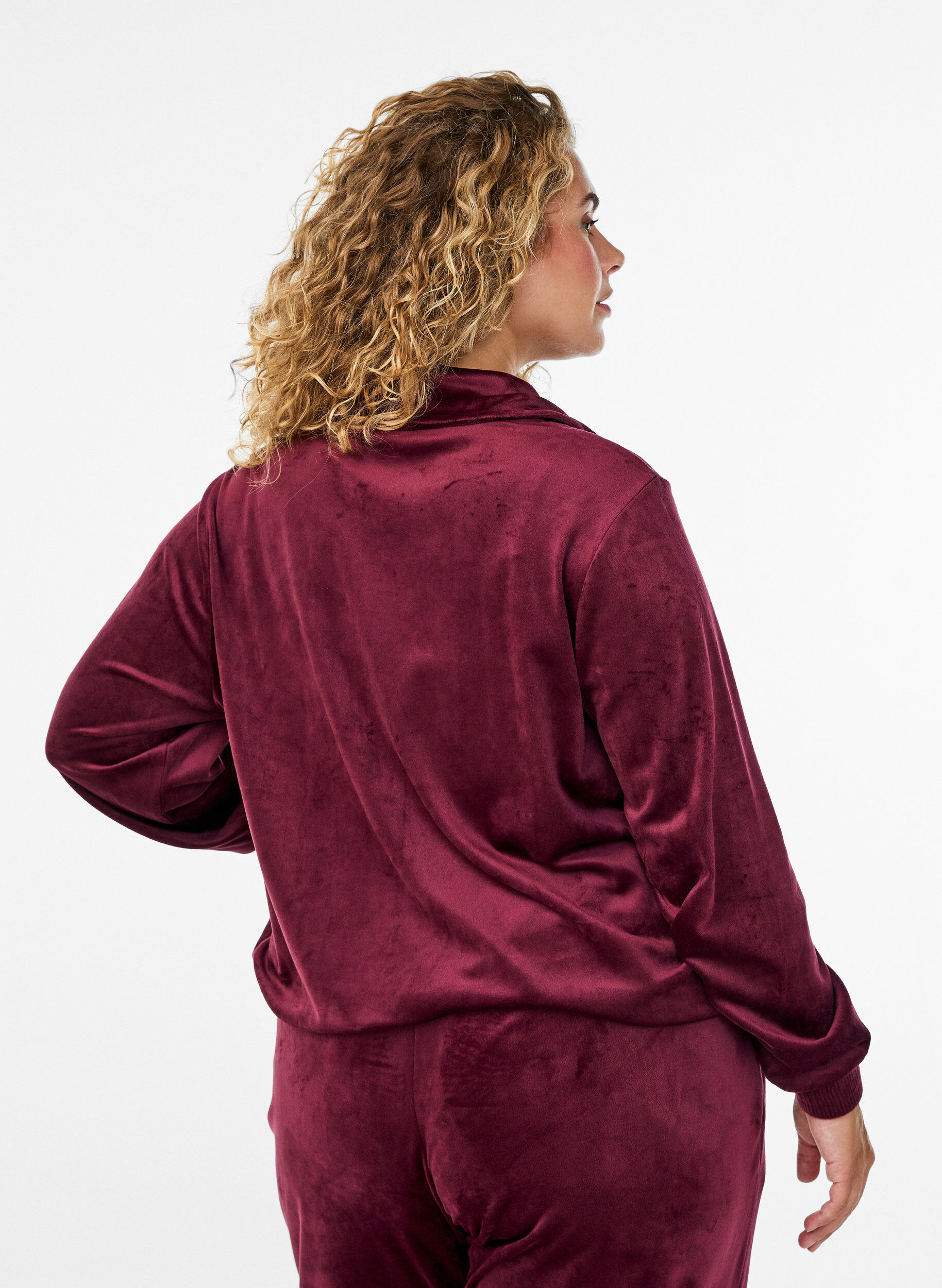 ZizziCardigan i bl&oslash;d velour med lynl&aring;s og h&oslash;j krave, M&oslash;rk Bordeaux, Model image number 2