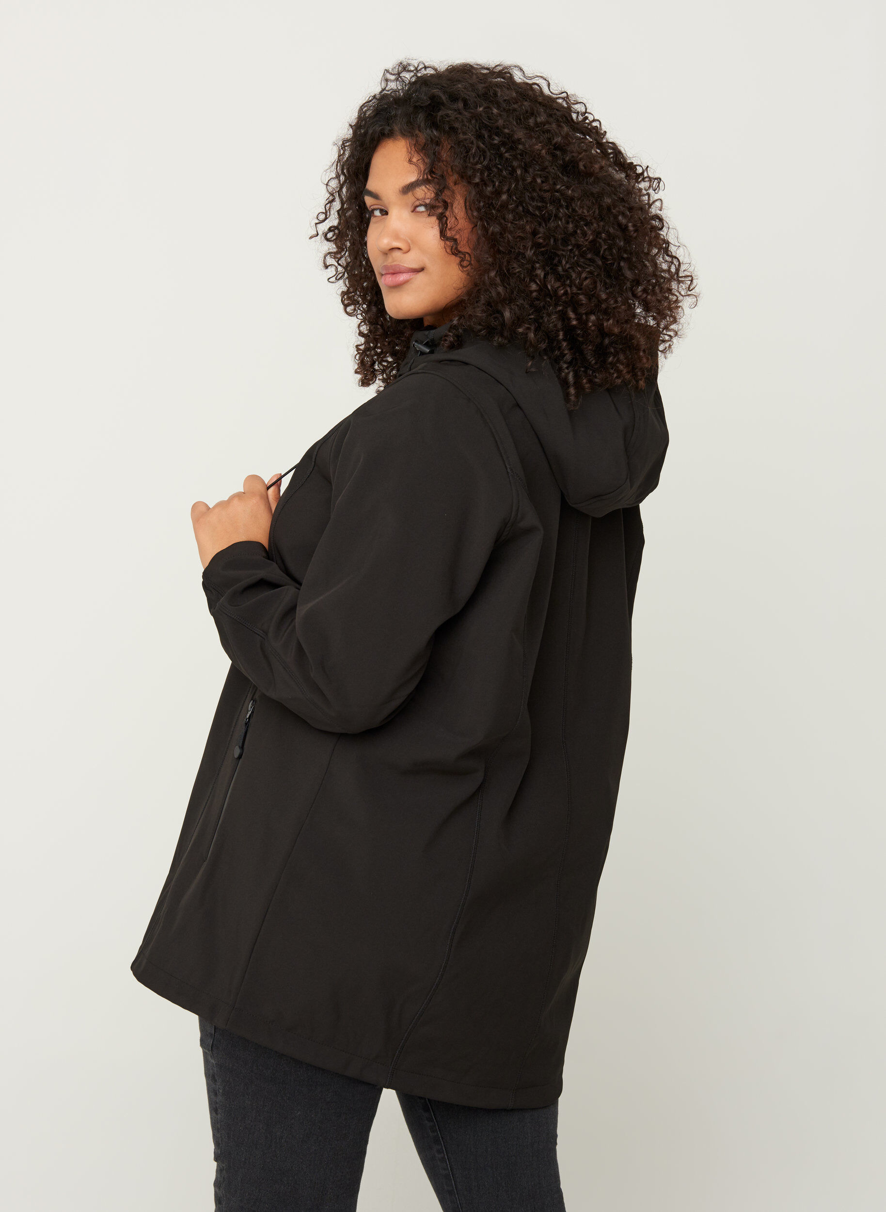 Zizzi Kort softshell jakke med h&aelig;tte, Black, Model image number 2