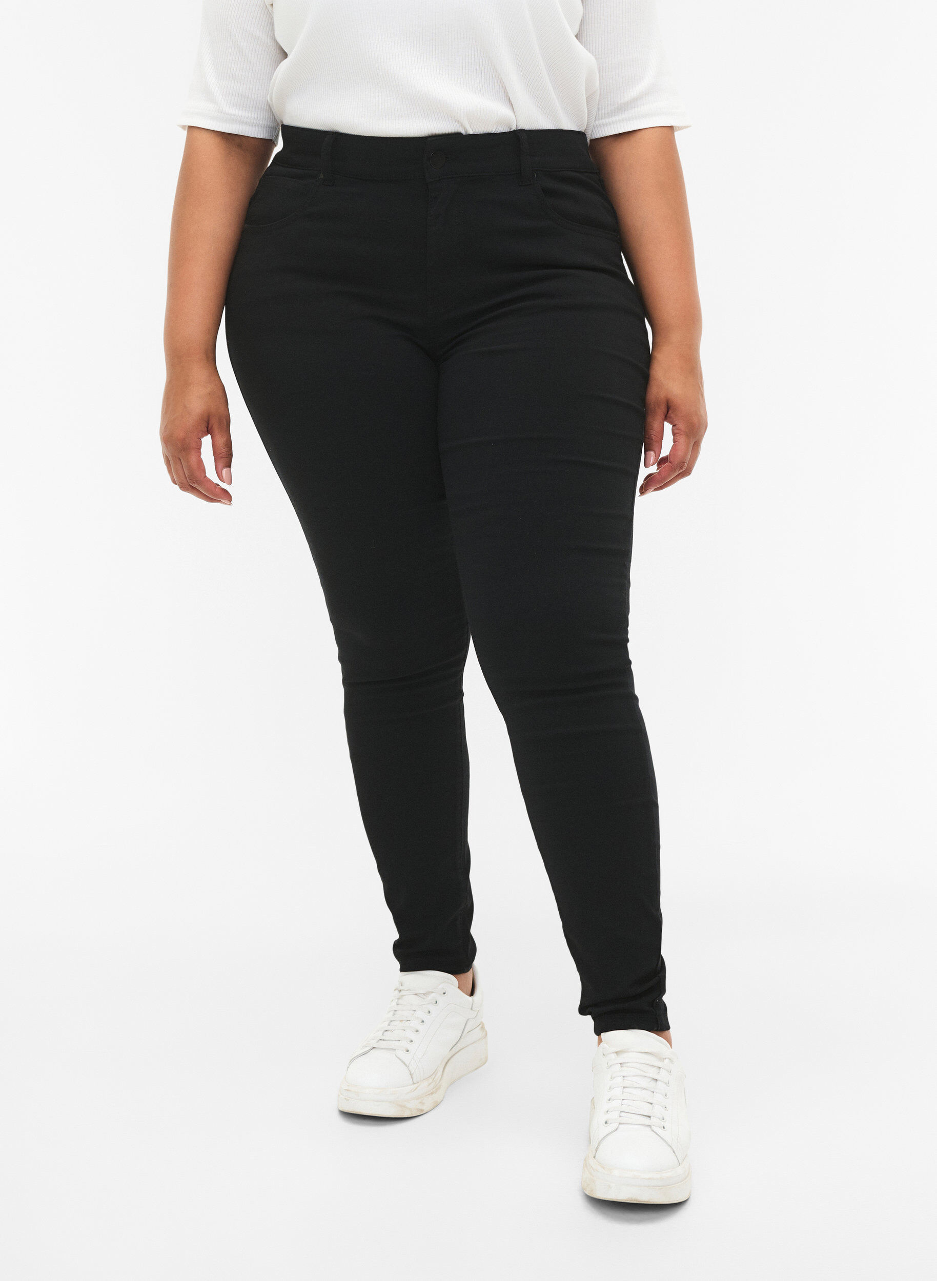 Zizzi Slim fit bukser med lommer, Sort, Model image number 3