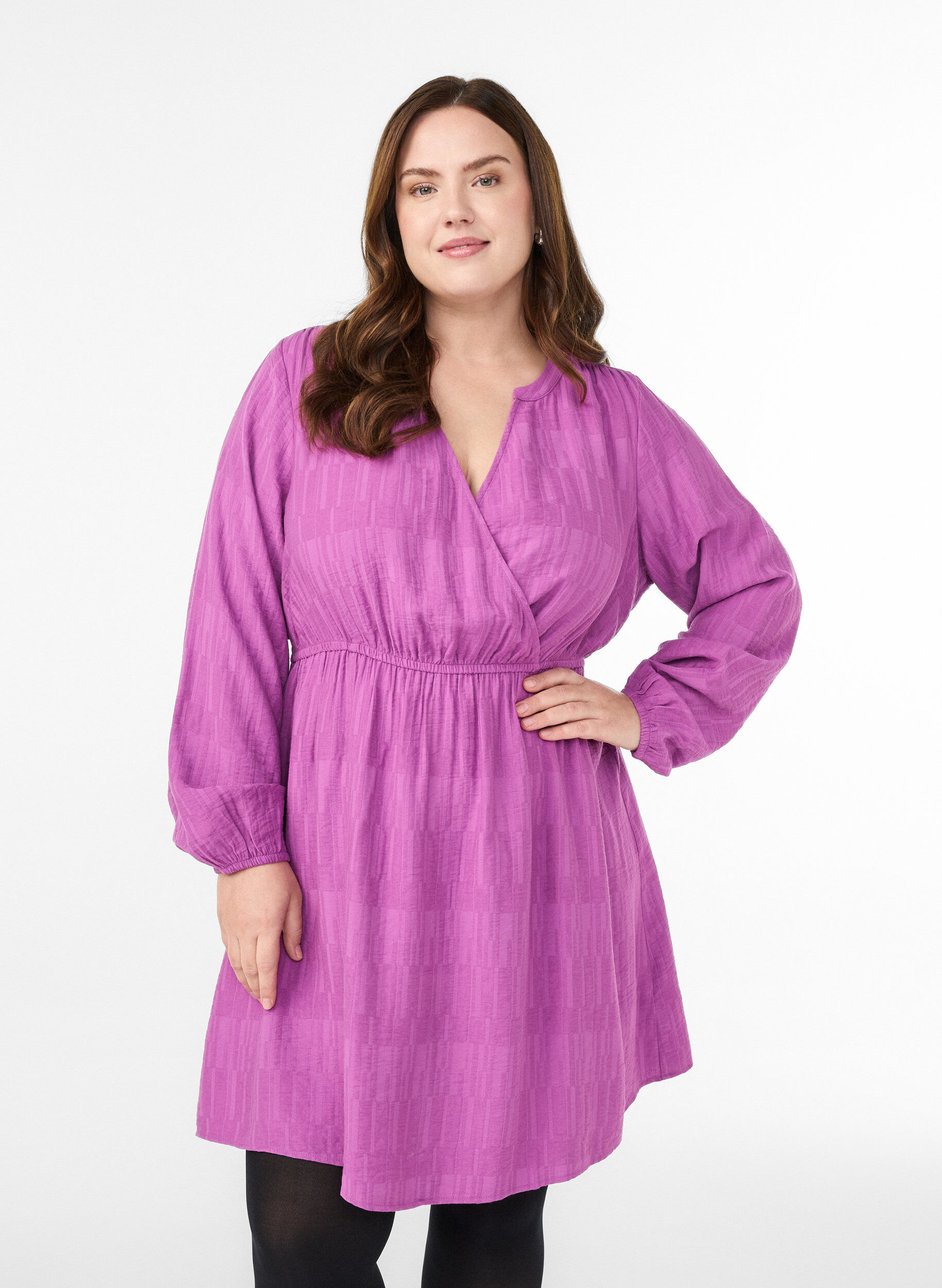Kort kjole med tekstur og wrap-look, Lilla, Model