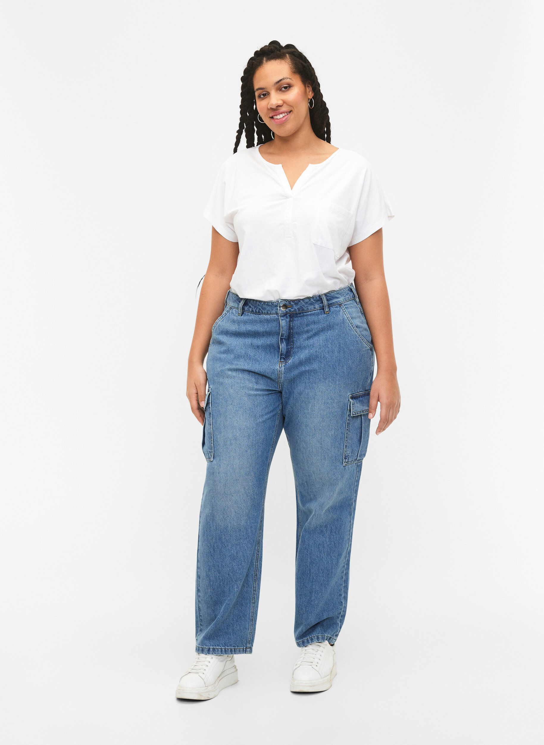 Zizzi T-shirt med v-hals og brystlomme, Bright White, Model image number 2