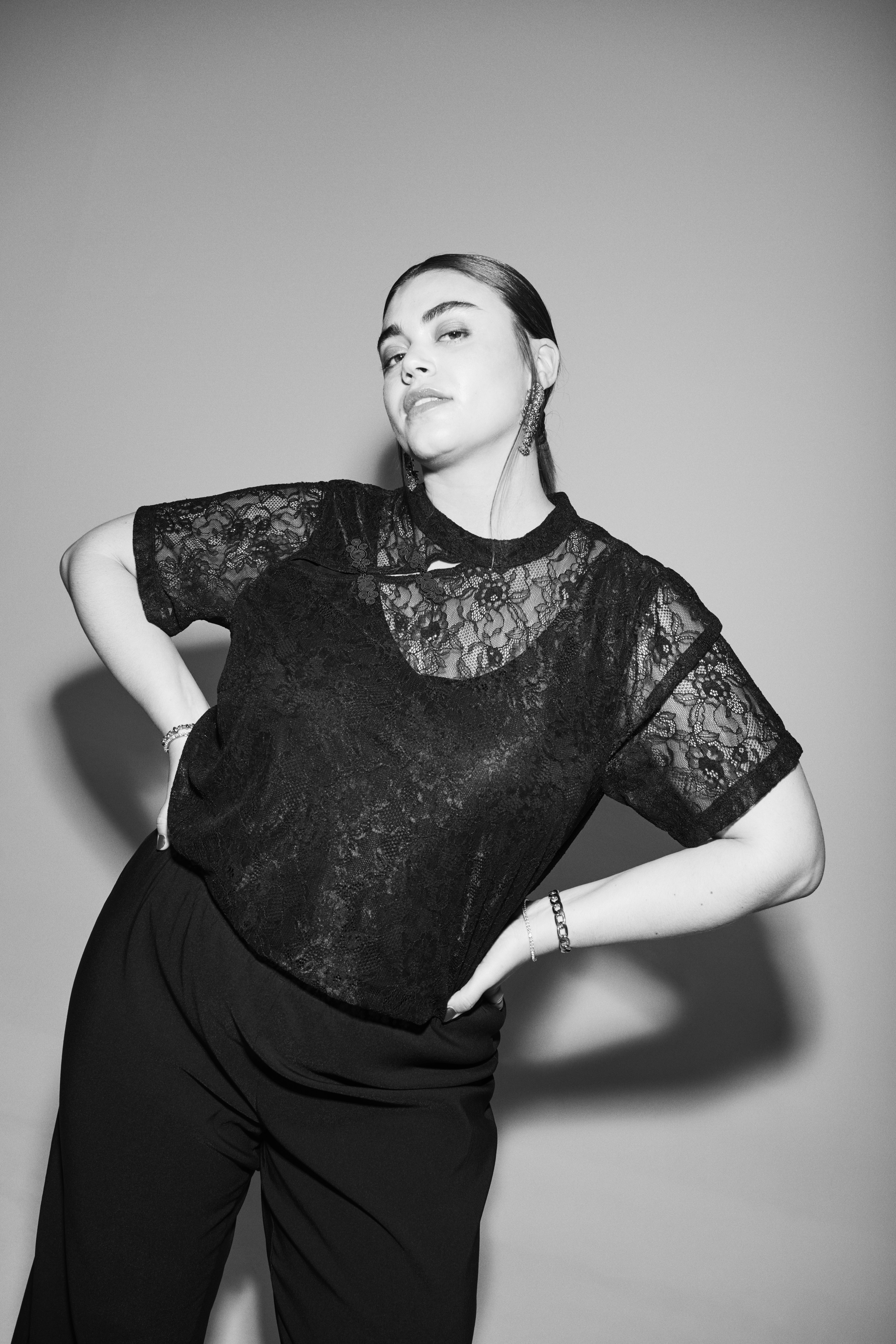 Blondebluse med detaljer, , Model