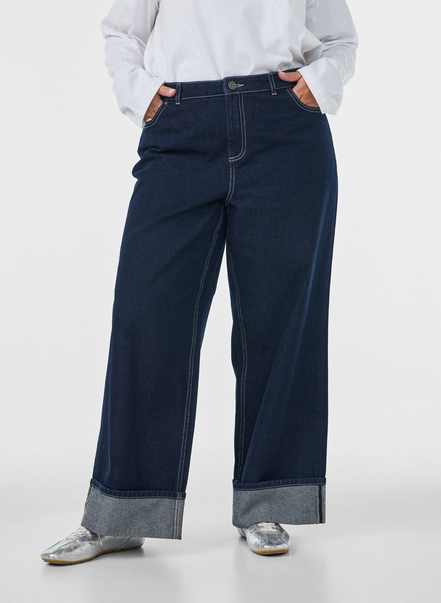 ZizziWide fit jeans med brede opsm&oslash;g og kontraststikninger, Bl&aring;, Model image number 2