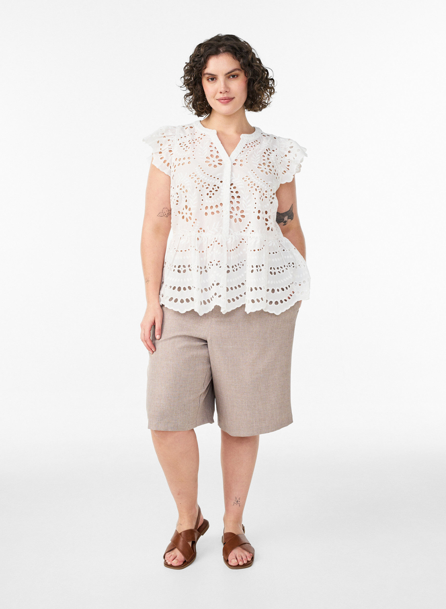 Zizzi &AElig;rmel&oslash;s bluse i broderie anglaise med fl&aelig;ser, Hvid, Model image number 1