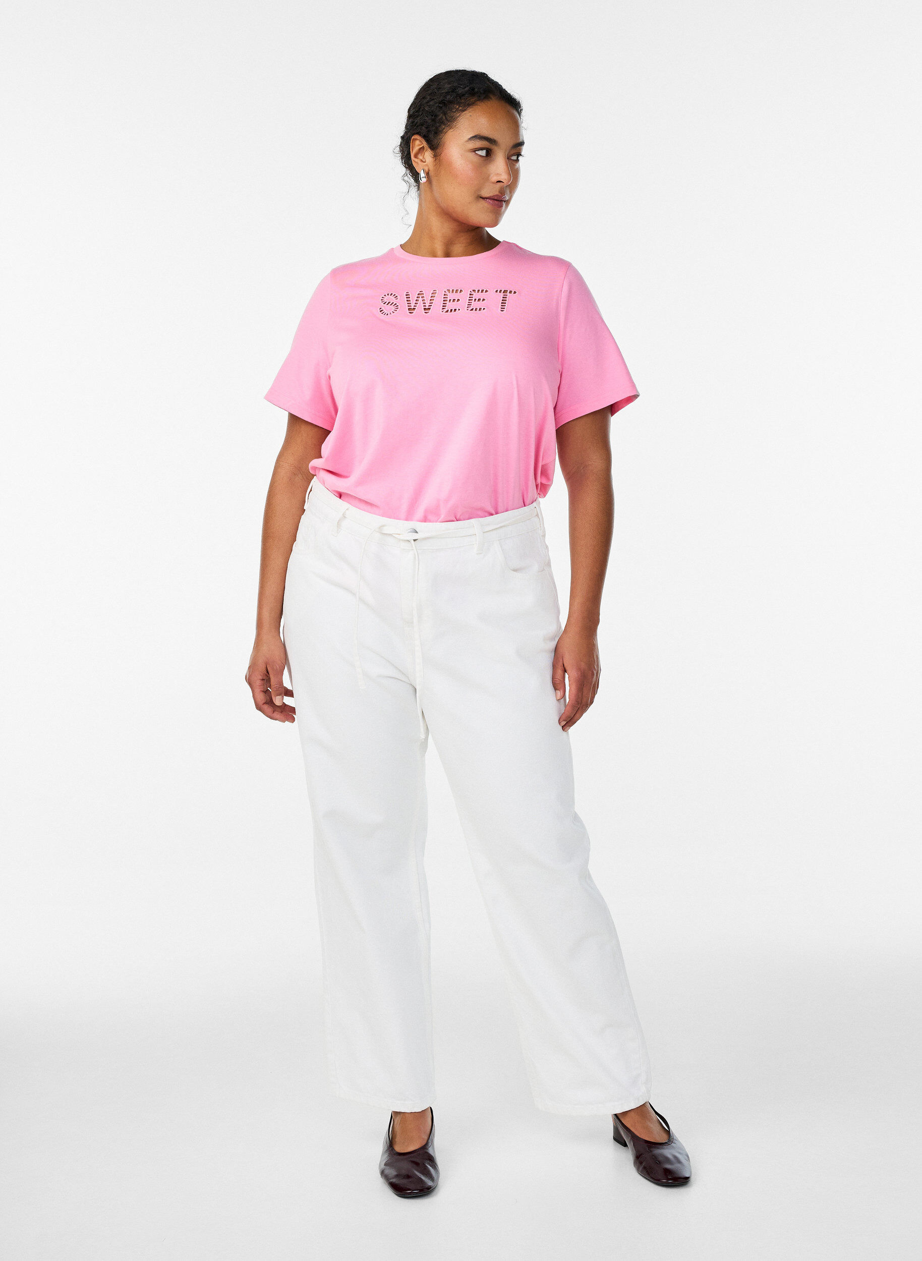 Zizzi T-shirt i bomuld med broderet tekstmotiv, Hvid, Model image number 1