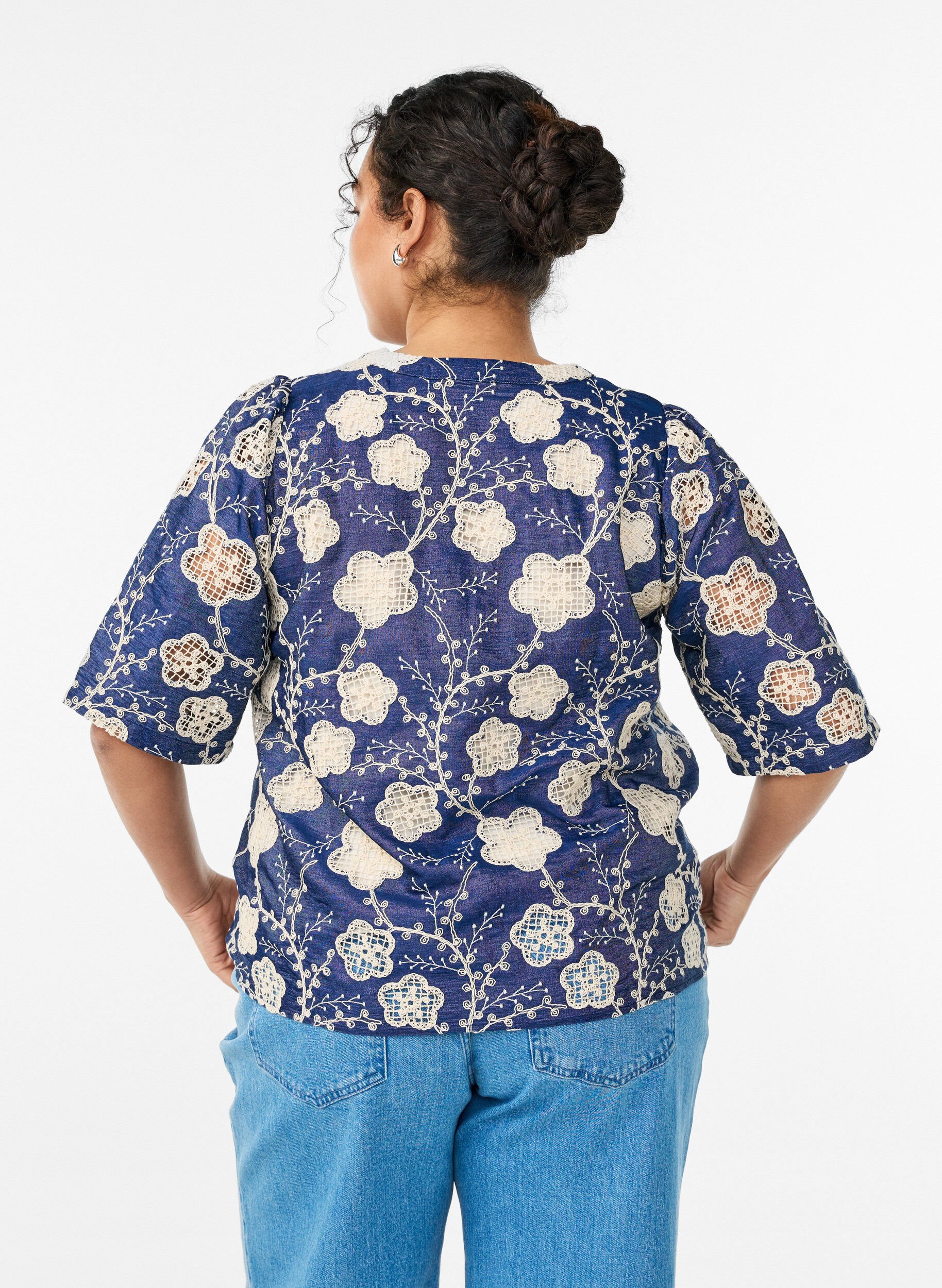 Zizzi Bluse med V-hals og broderet m&oslash;nster, Bl&aring;, Model image number 2
