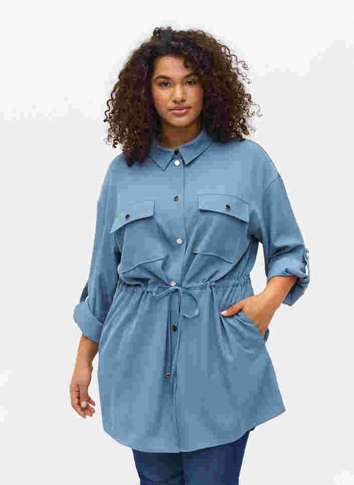 Skjortejakke med bindesnøre og lommer, Blue Shadow, Model