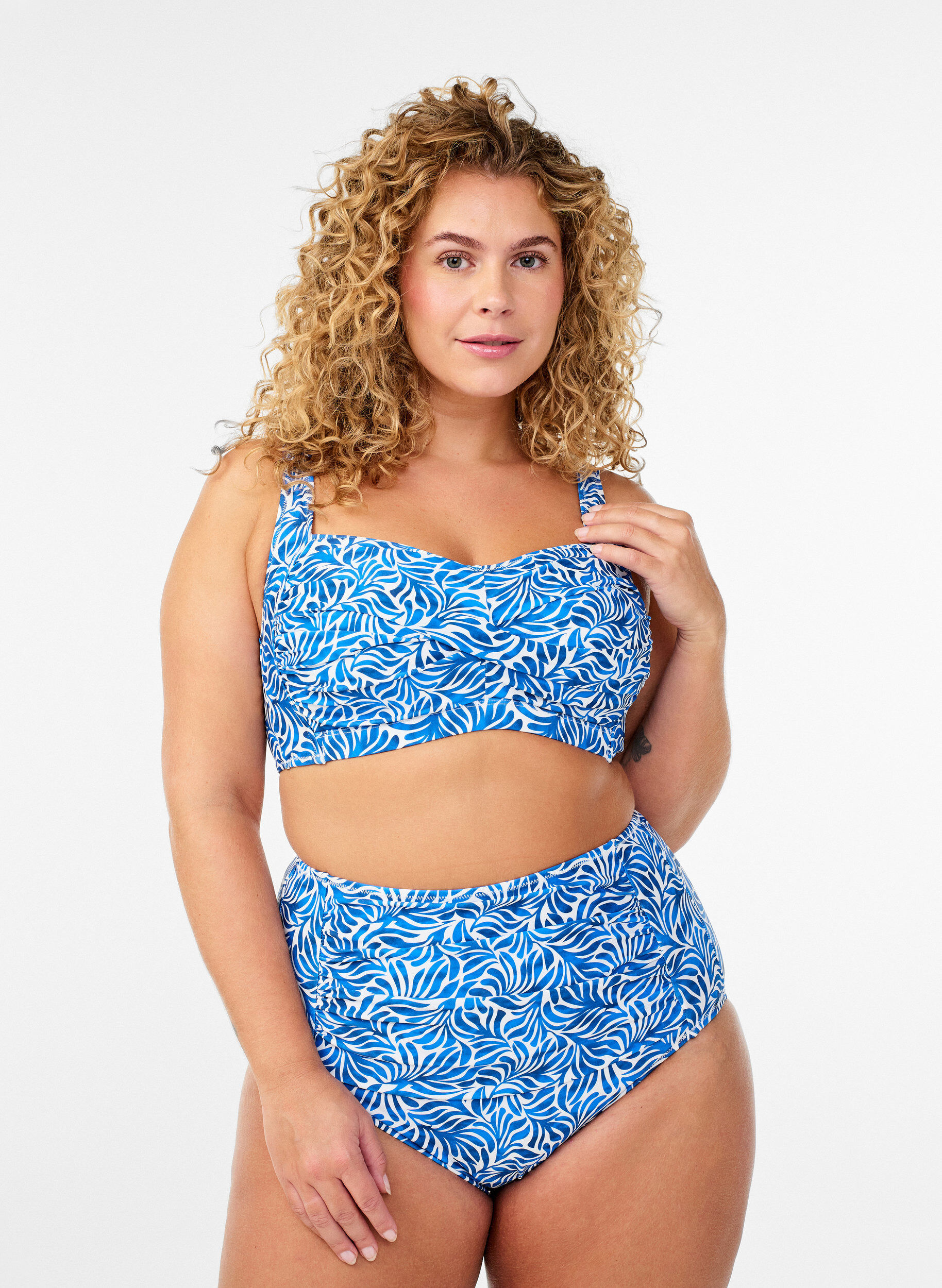 Zizzi Bikini overdel med vattering og print, Bl&aring;, Model image number 1