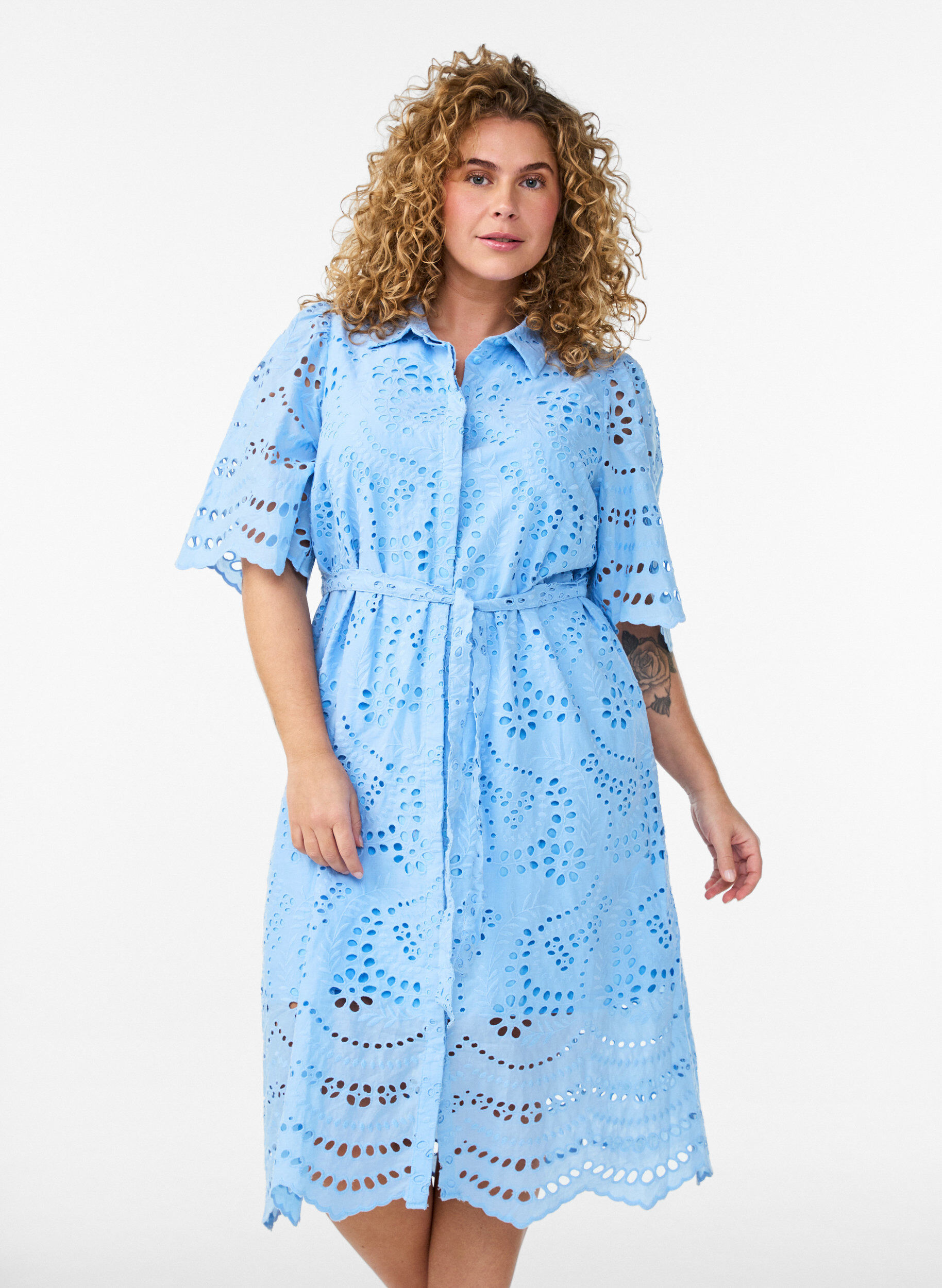 Skjortekjole i broderie anglaise med bindeb&aelig;lte, Bl&aring;, Model