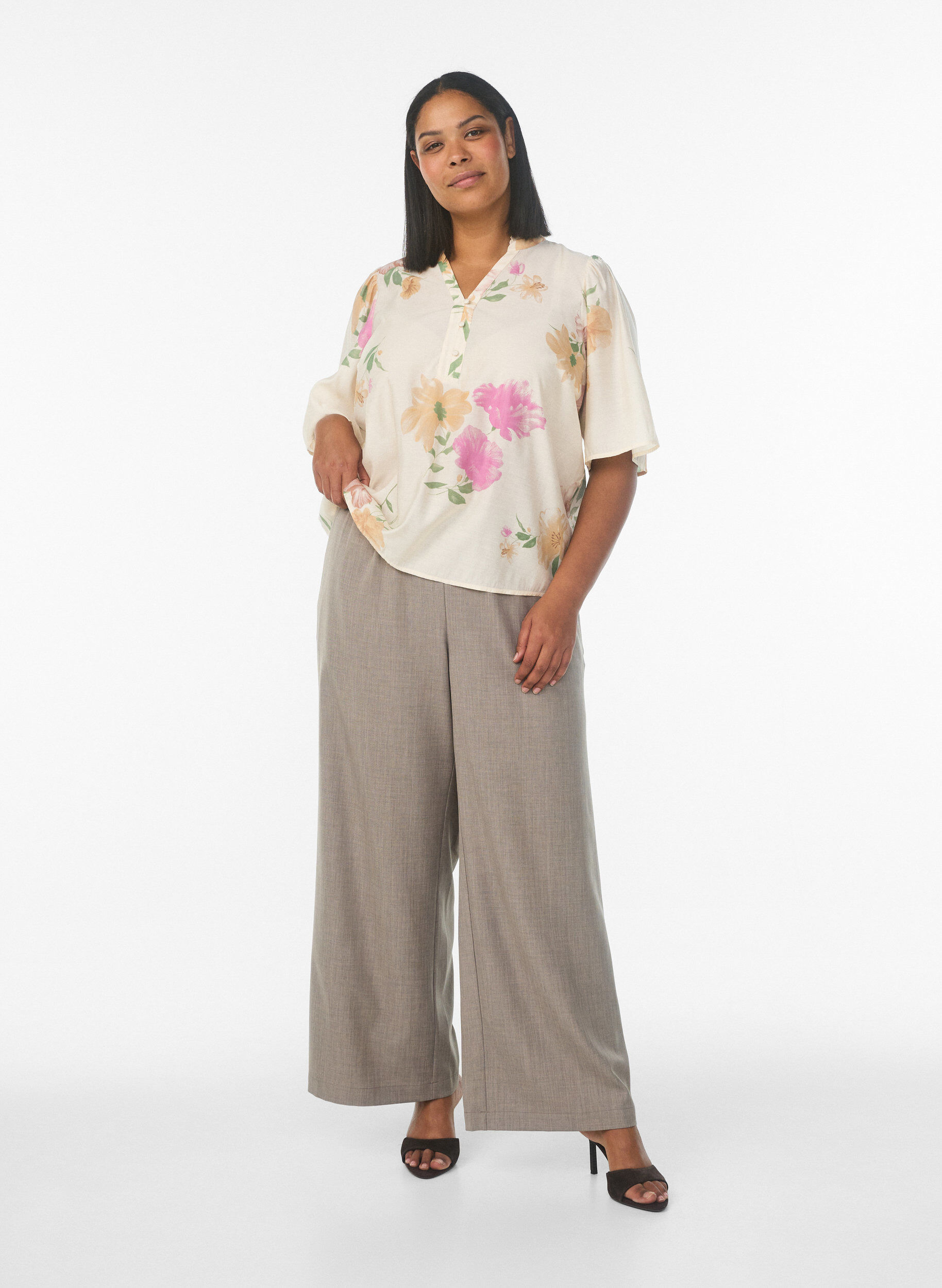 Zizzi Blomstret bluse med fl&aelig;sekrave og 1/2 &aelig;rmer, Beige, Model image number 1