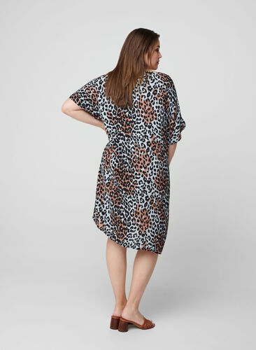 Kortærmet viskose kjole i farvet leopard print, Blue Leo AOP, Model image number 1