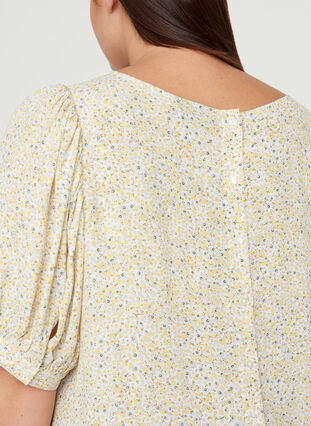 Printet viskose bluse med korte pufærmer, Yellow AOP Flower , Model image number 2