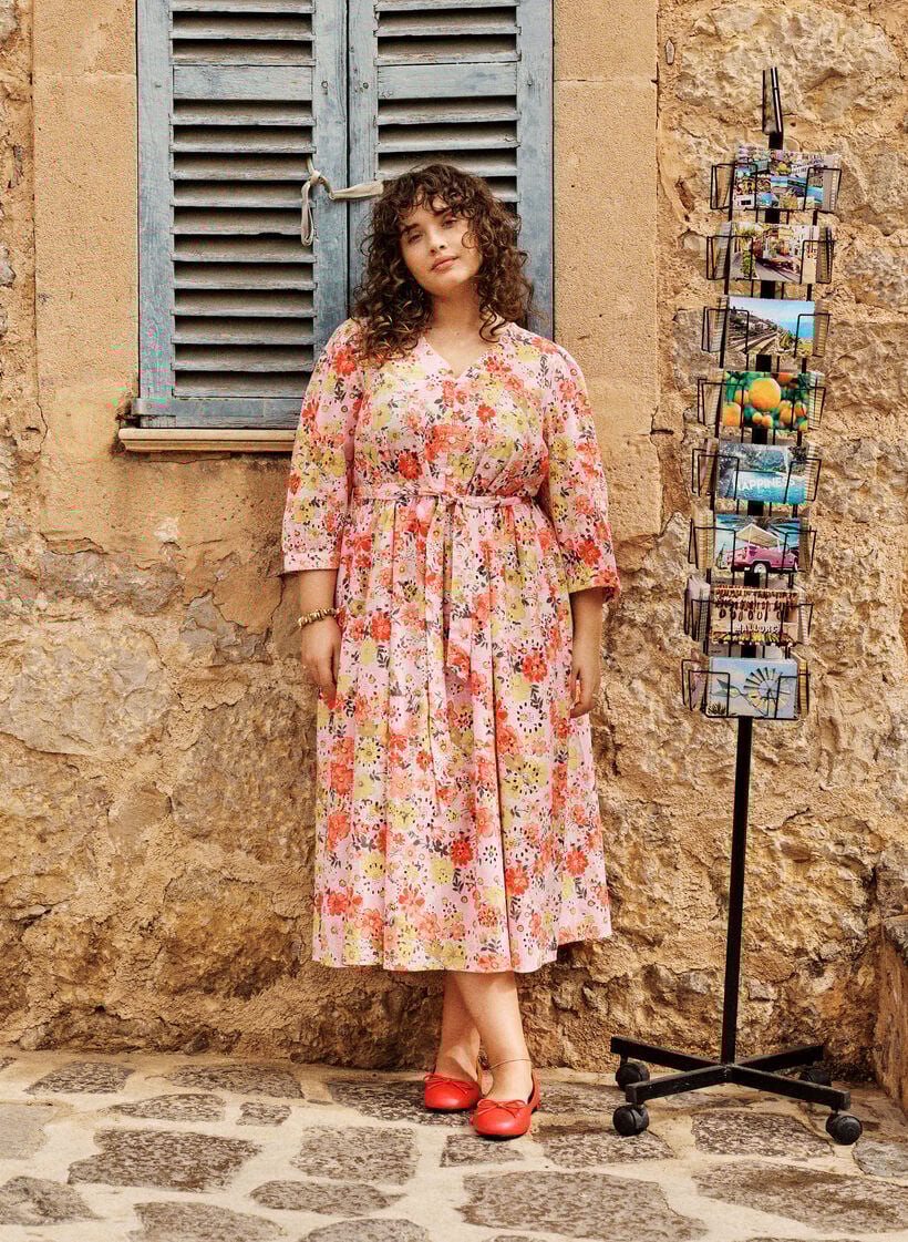 Blomstret midikjole med broderie anglaise og bindeb&aring;nd, Lyser&oslash;d, Image image number 0