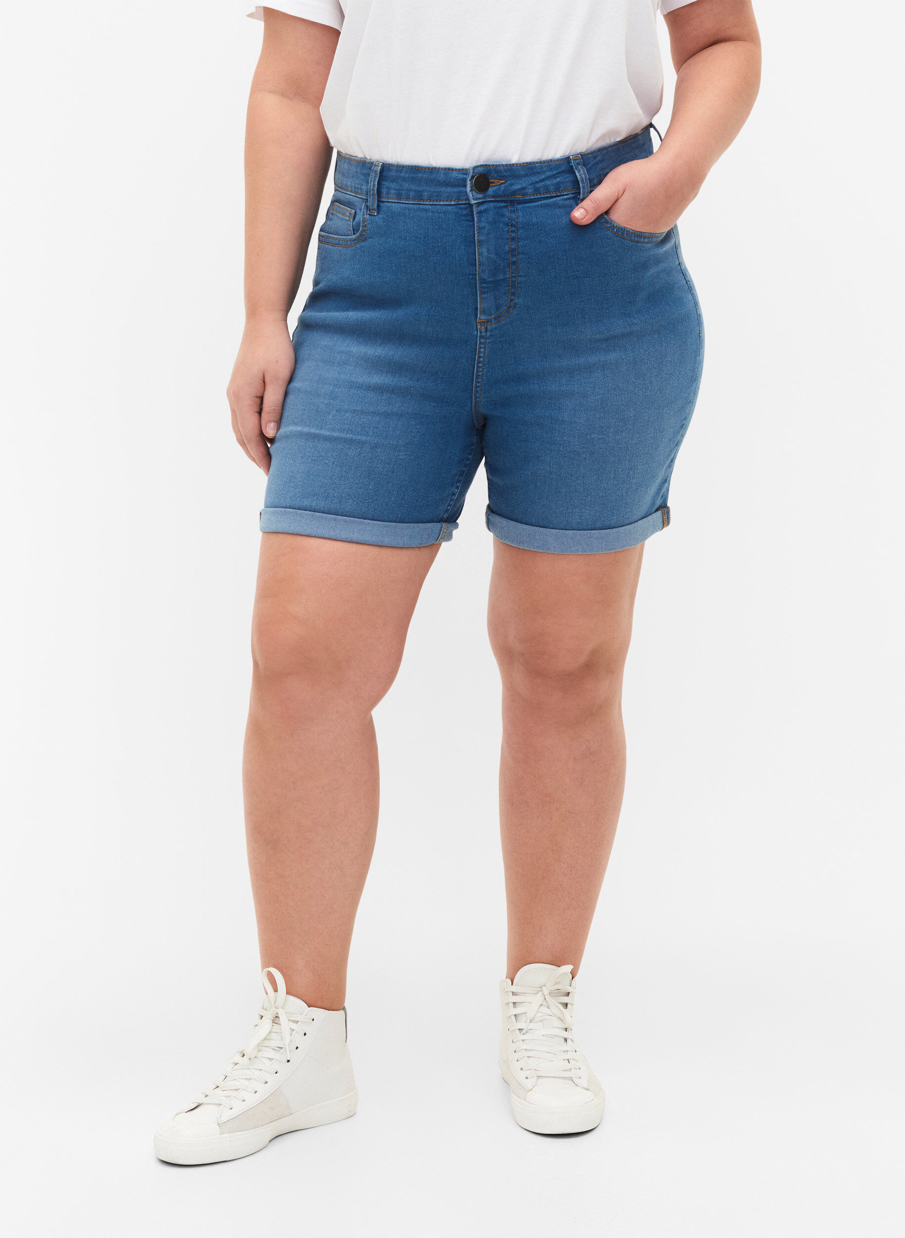 Zizzi H&oslash;jtaljede denim shorts med slim fit, Medium Blue Denim, Model image number 2
