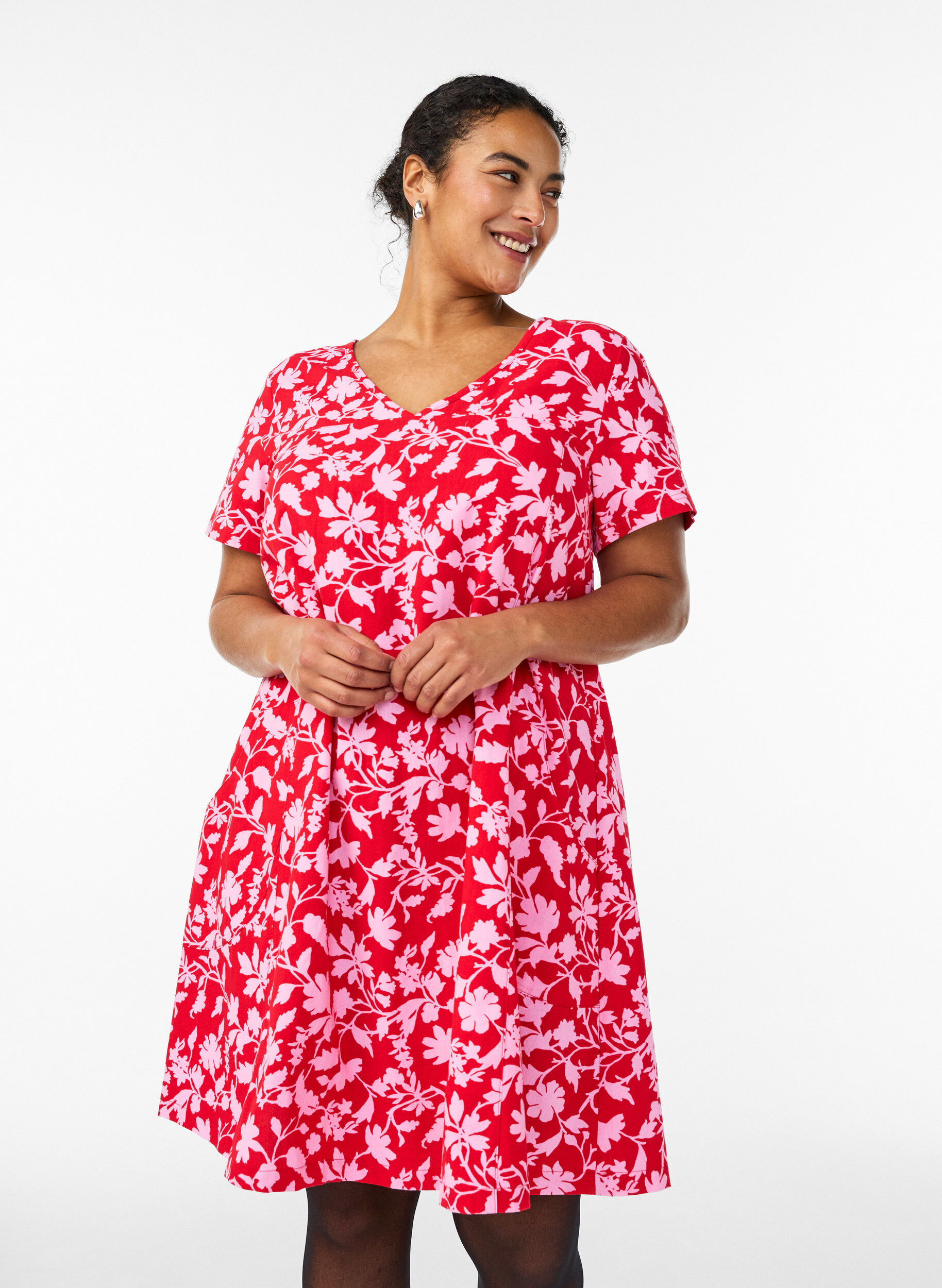 Kort a-shape kjole med blomsterprint, R&oslash;d, Model
