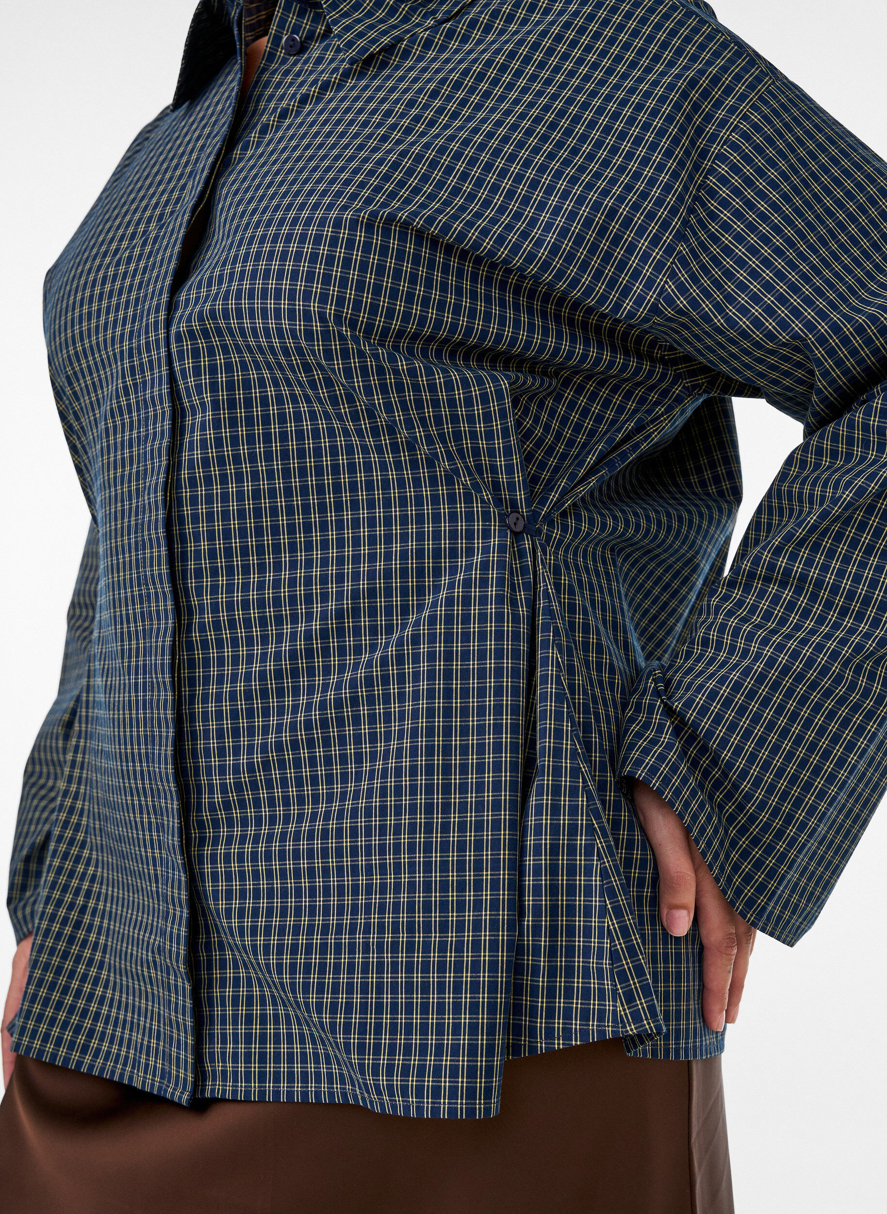 ZizziSkjorte i bomuld med ternet m&oslash;nster og skjult knaplukning, Bl&aring;, Model image number 3