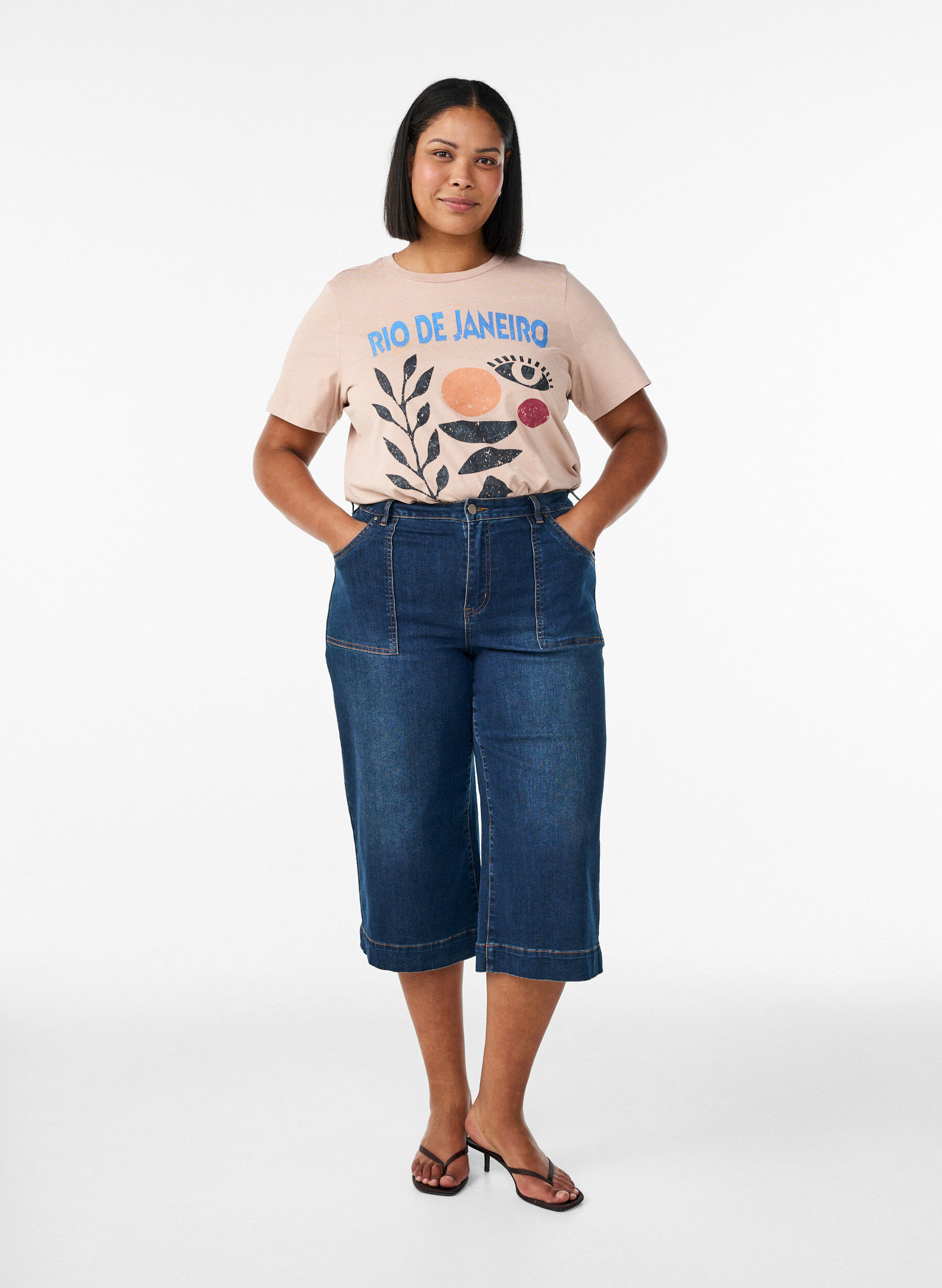 Zizzi T-shirt i bomuld med frontprint, Beige, Model image number 1