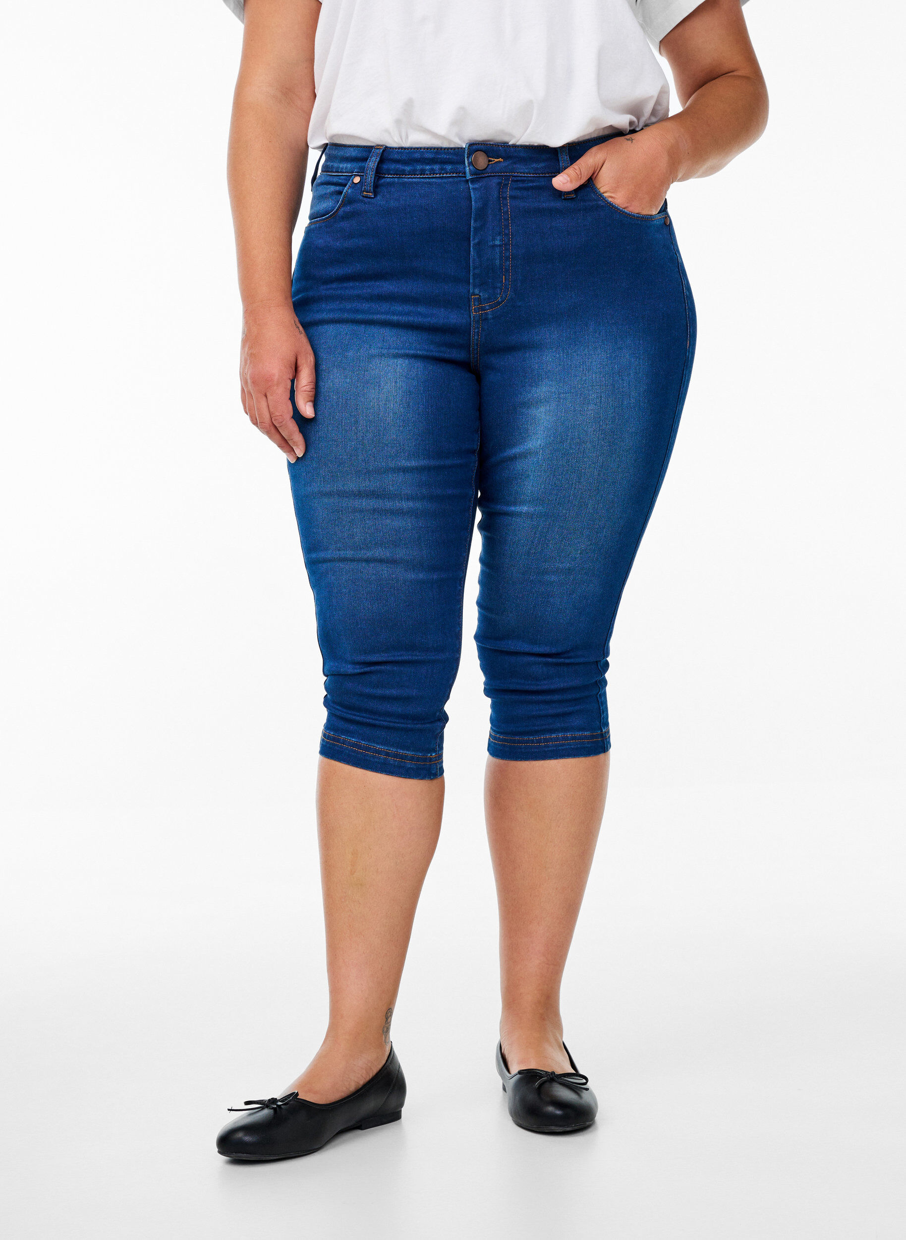 Zizzi H&oslash;jtaljede Amy capri jeans med super slim fit, Bl&aring;, Model image number 2