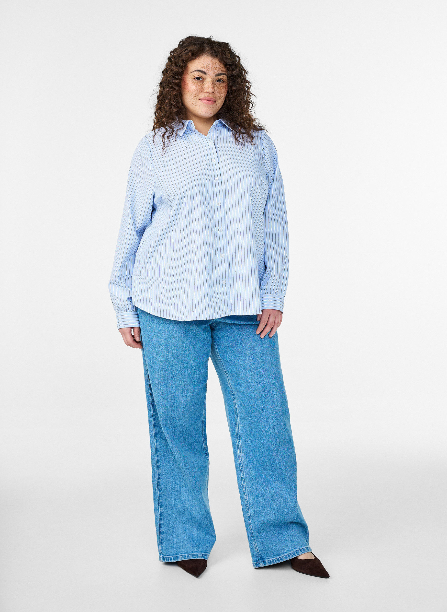 Zizzi Stribet skjorte med nitter, Bl&aring;, Model image number 1