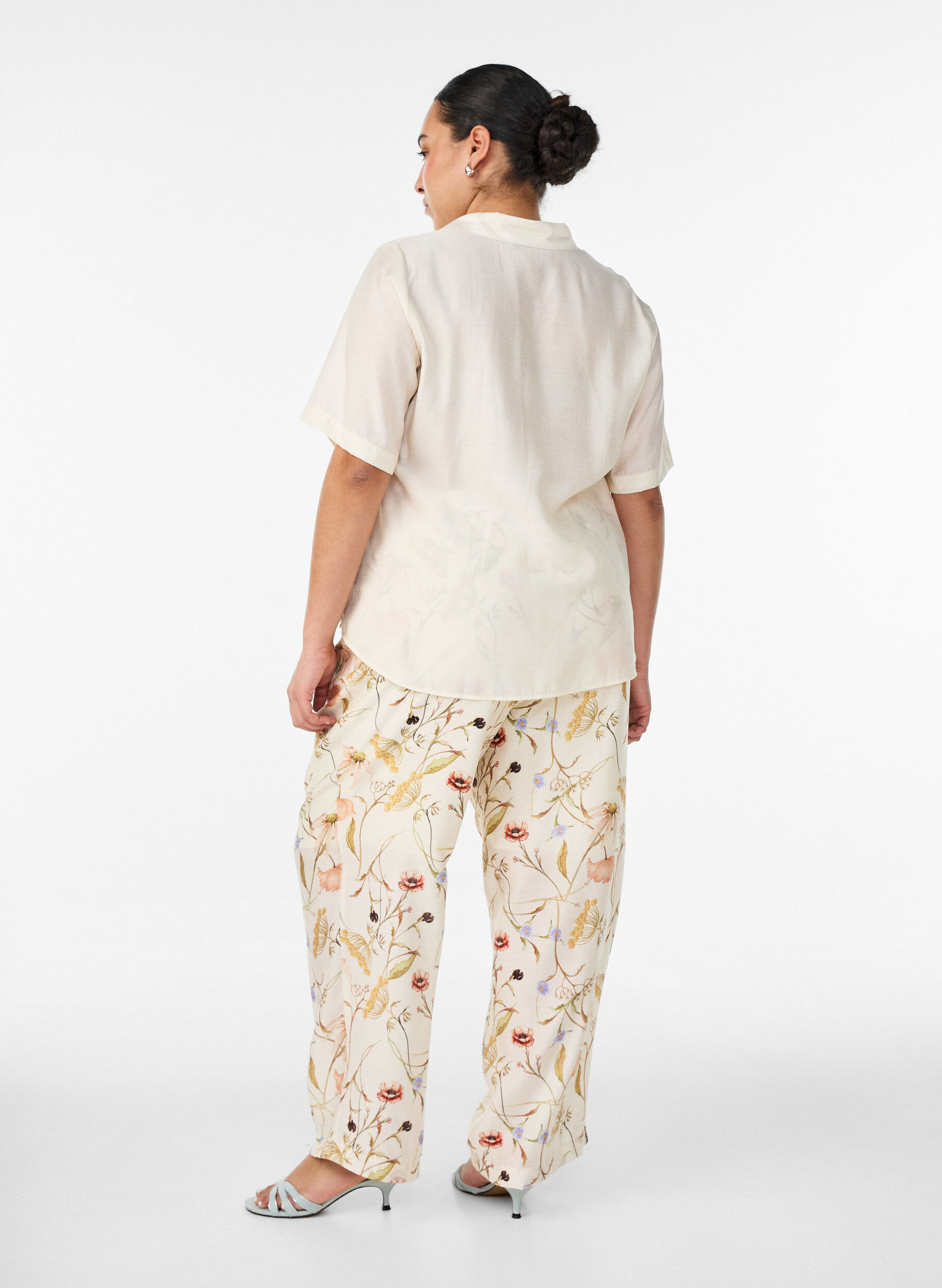 ZizziBukser i viskose med h&oslash;j talje og blomsterprint, Beige, Model image number 1