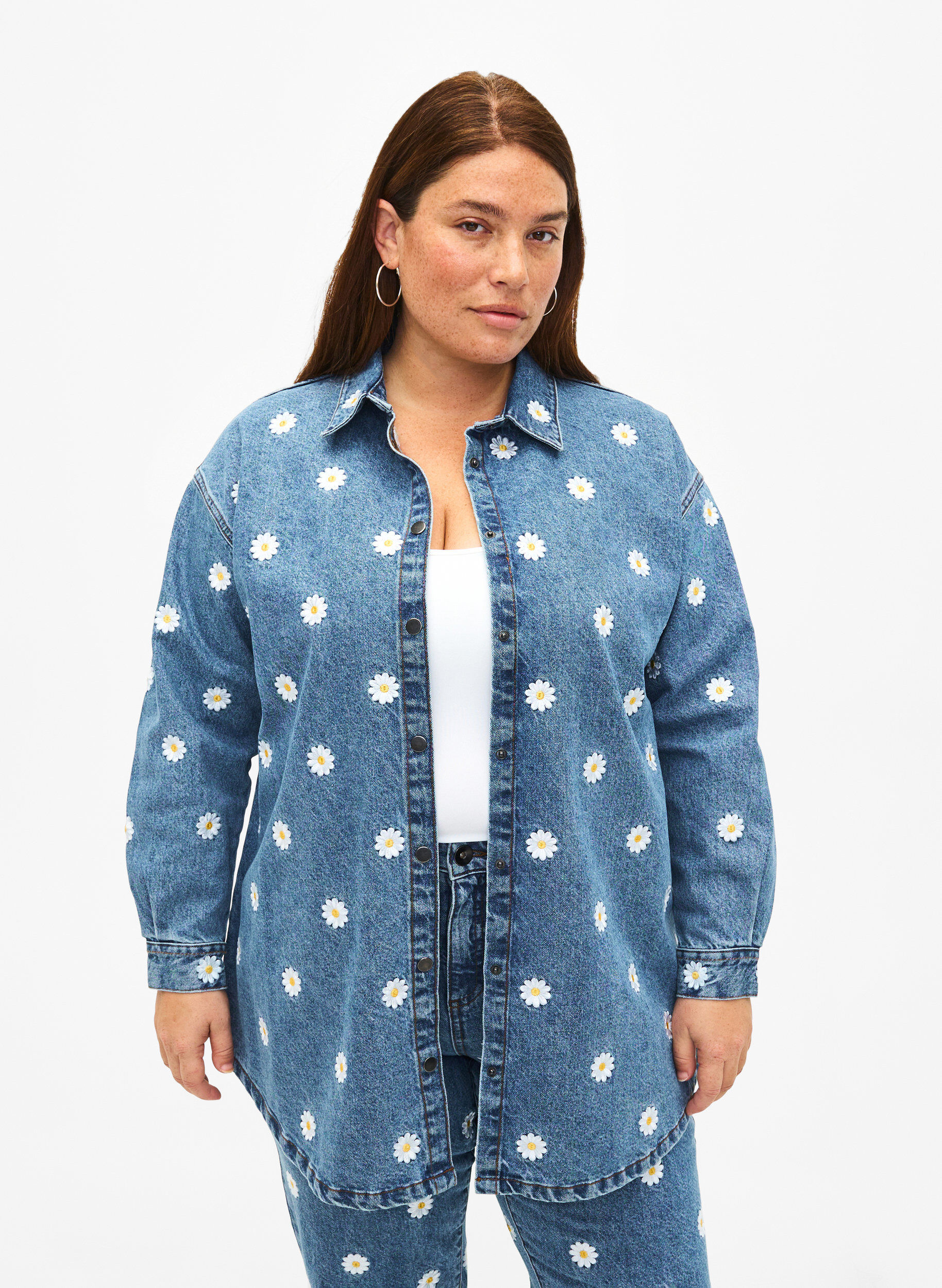 Zizzi L&oslash;s denimskjorte med broderede margueritter, L.B. Flower, Model image number 0