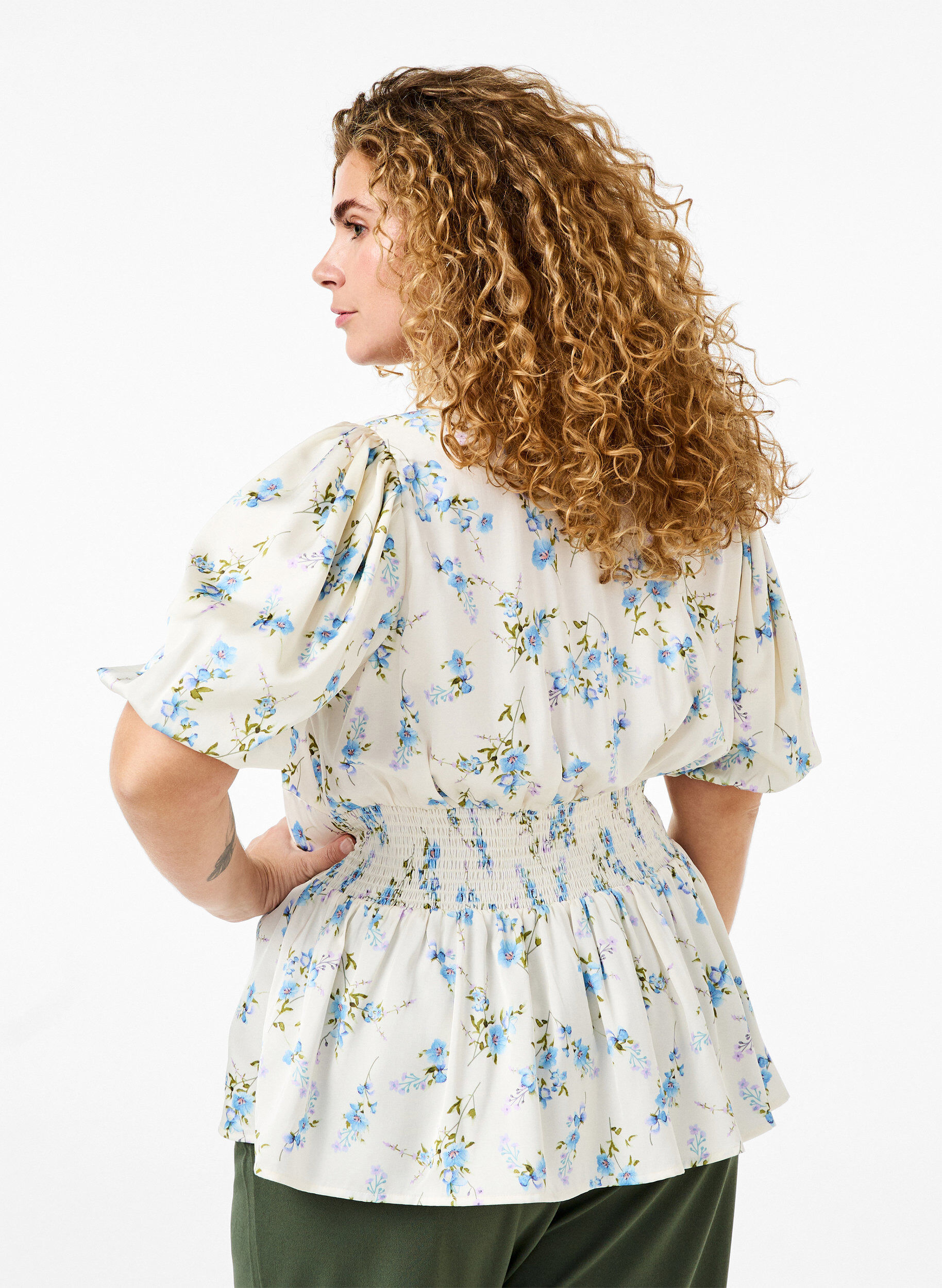 Zizzi Blomstret satinbluse med puf&aelig;rmer, Off White Blue Fl., Model image number 1