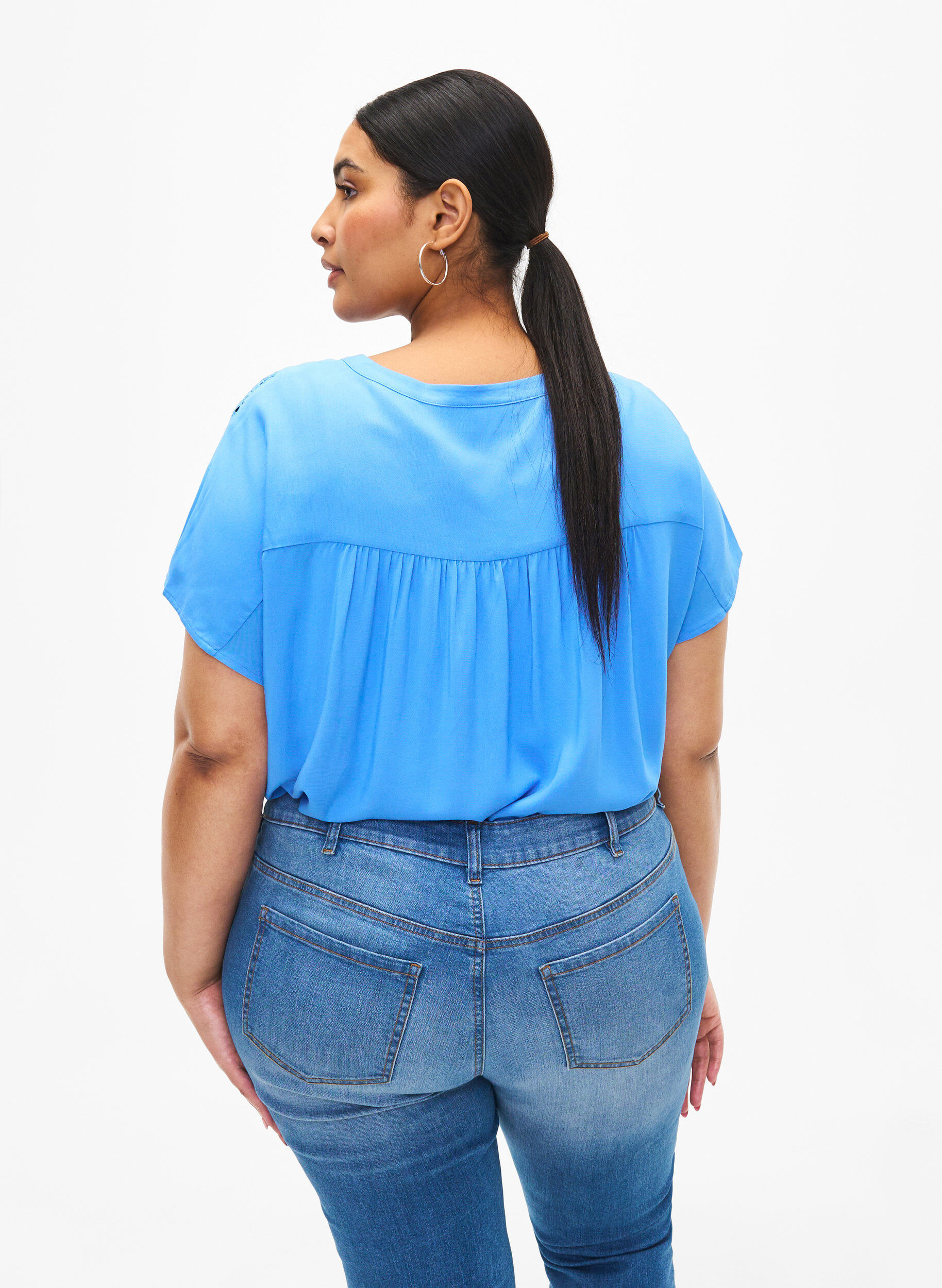 Zizzi Viskose bluse med blondeb&aring;nd, Marina, Model image number 1