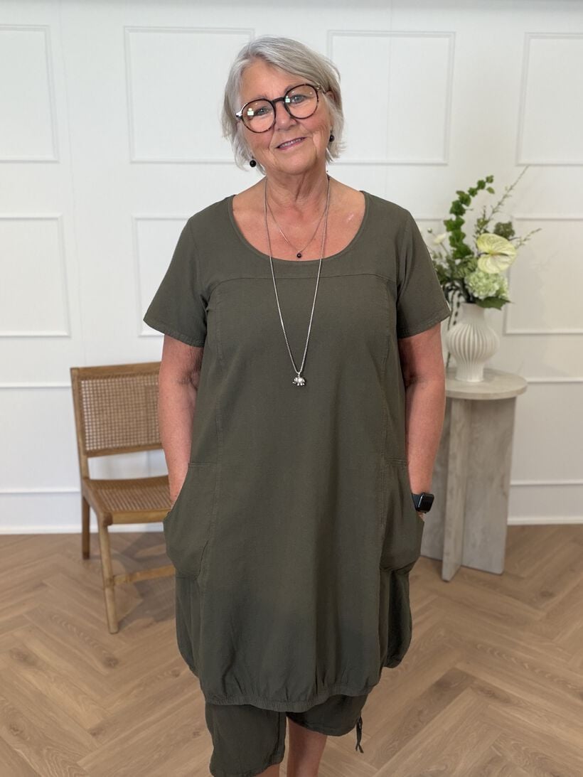 Afslappet olivengr&oslash;nt hverdagslook, , Model