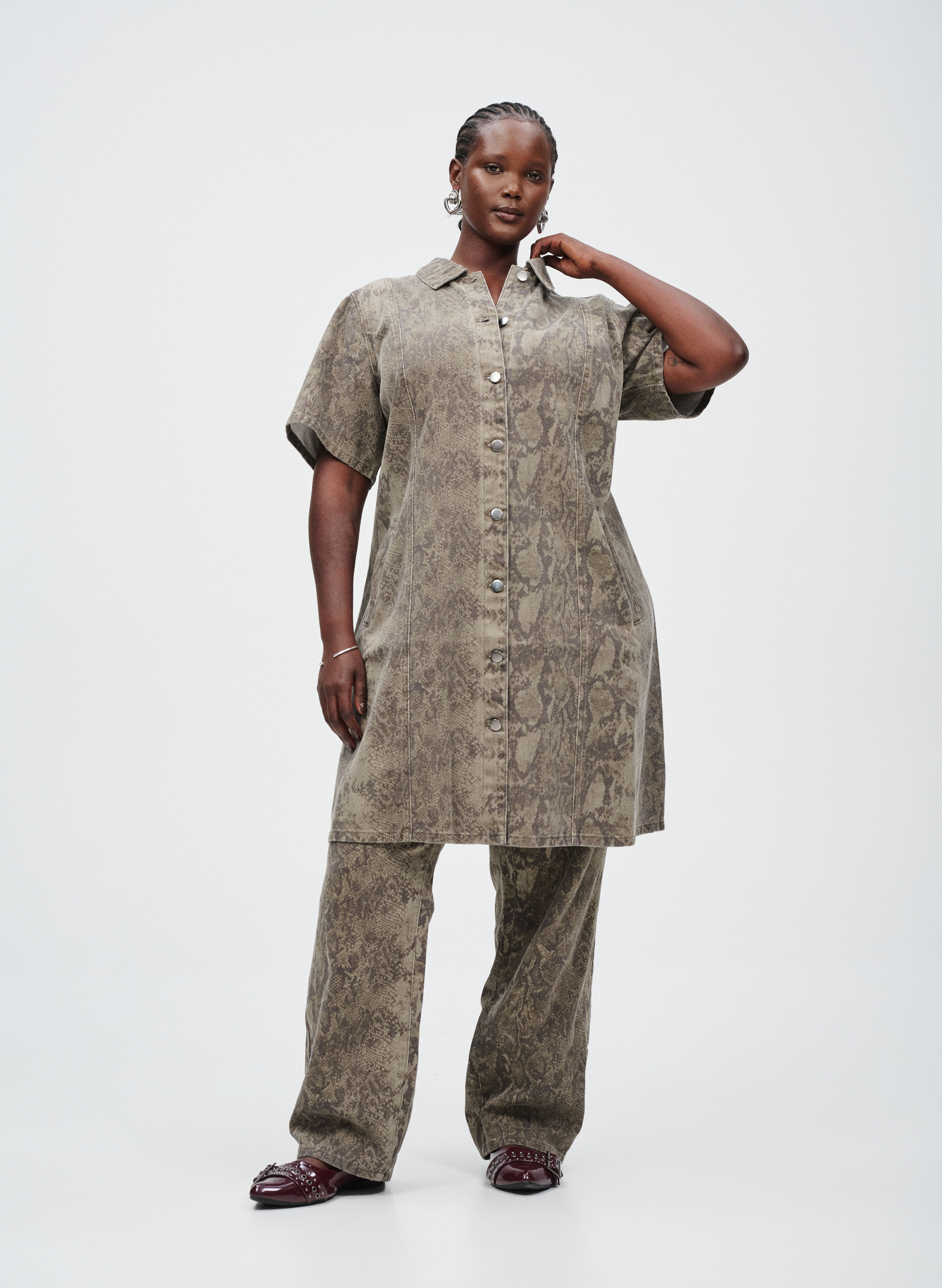 Denim s&aelig;t i slangeprint, , Model