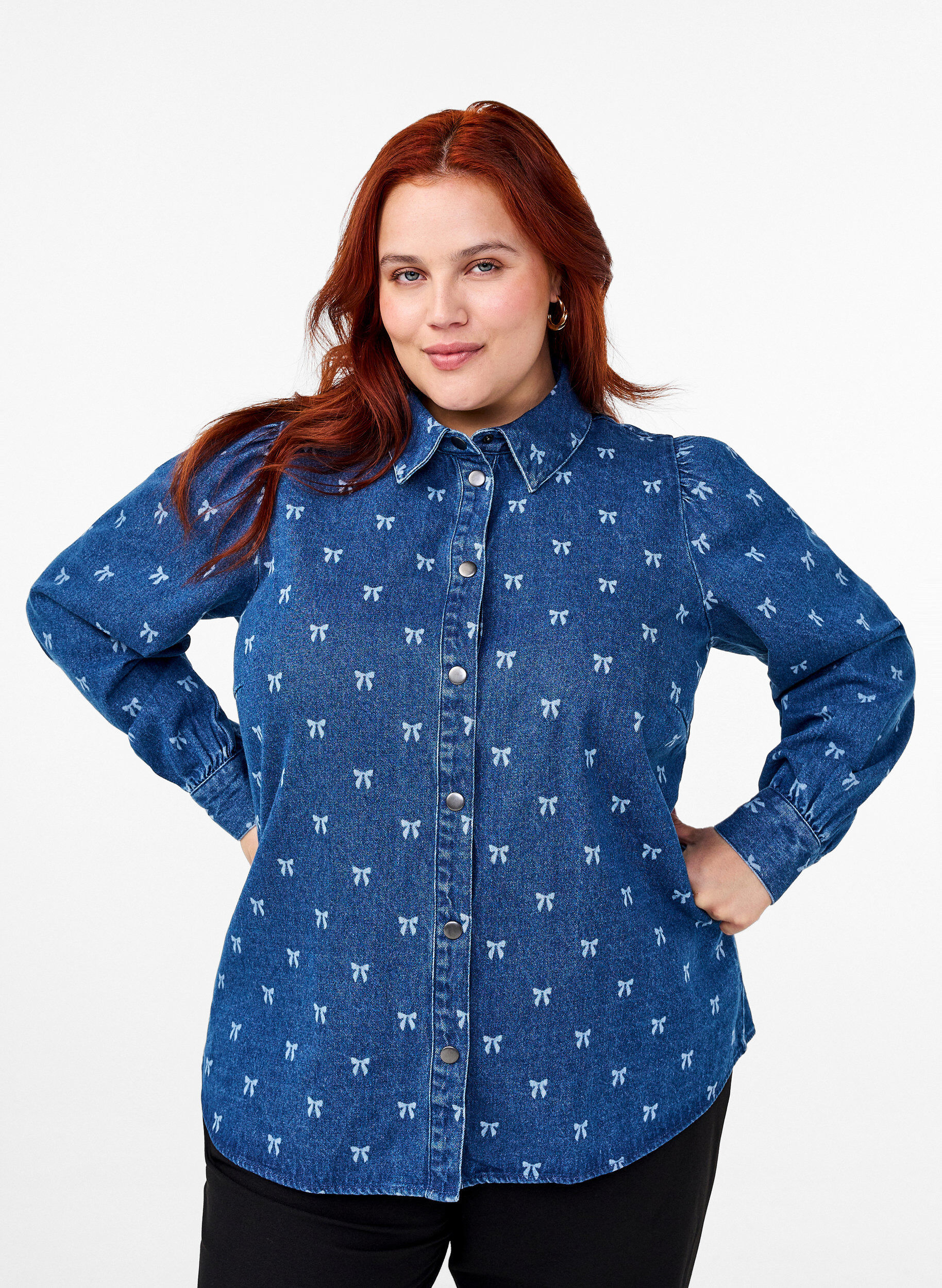 Zizzi Denimskjorte med sl&oslash;jfer, Denim Blue W. Wh.Bow, Model image number 0