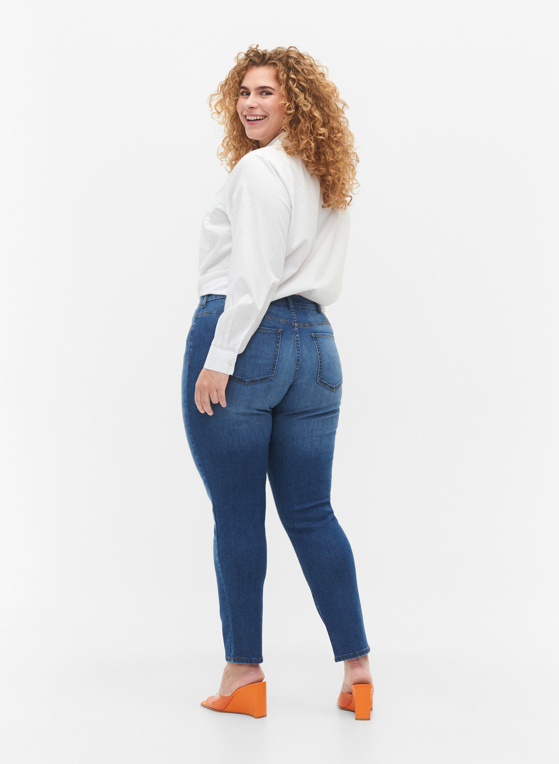 Zizzi Emily jeans med normal talje og slim fit, Blue denim, Model image number 1