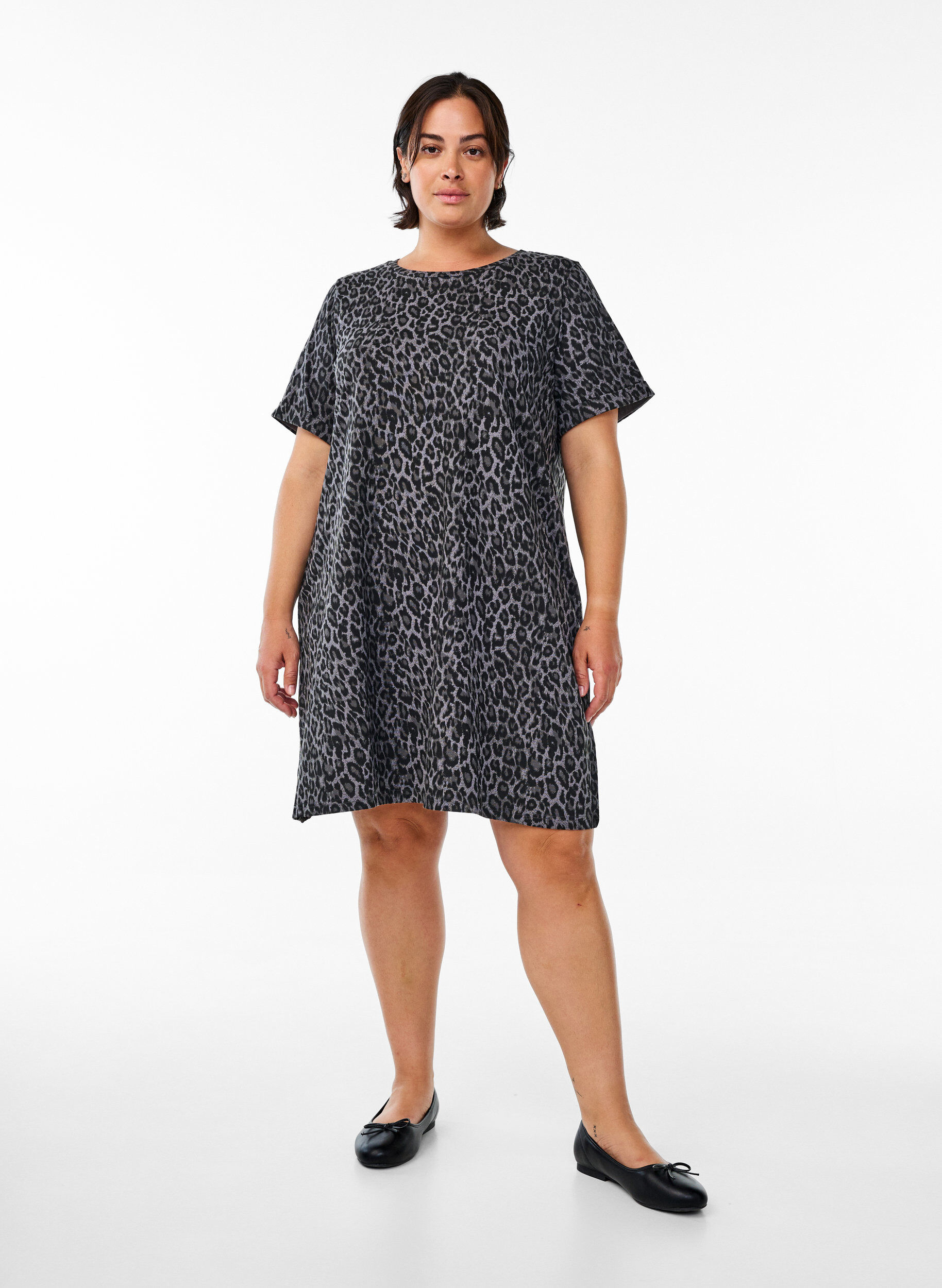 Zizzi Kort t-shirtkjole i bomuldsjersey, Gr&aring;, Model image number 1