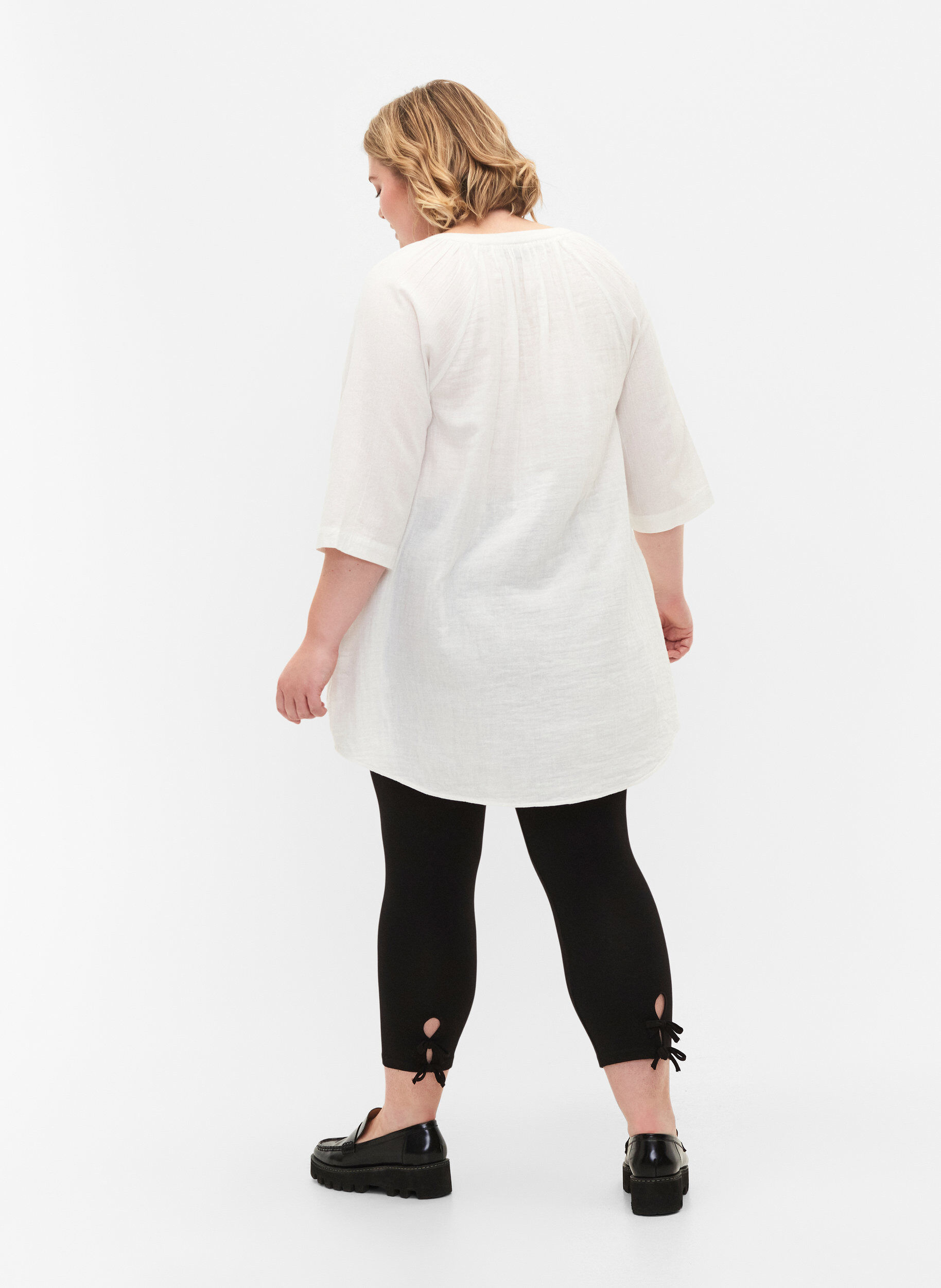 Zizzi 3/4 leggings i viskose med sl&oslash;jfe, Black, Model image number 1