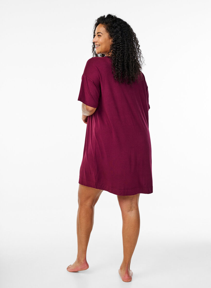 Kortærmet natkjole i viskose, Fig, Model image number 1