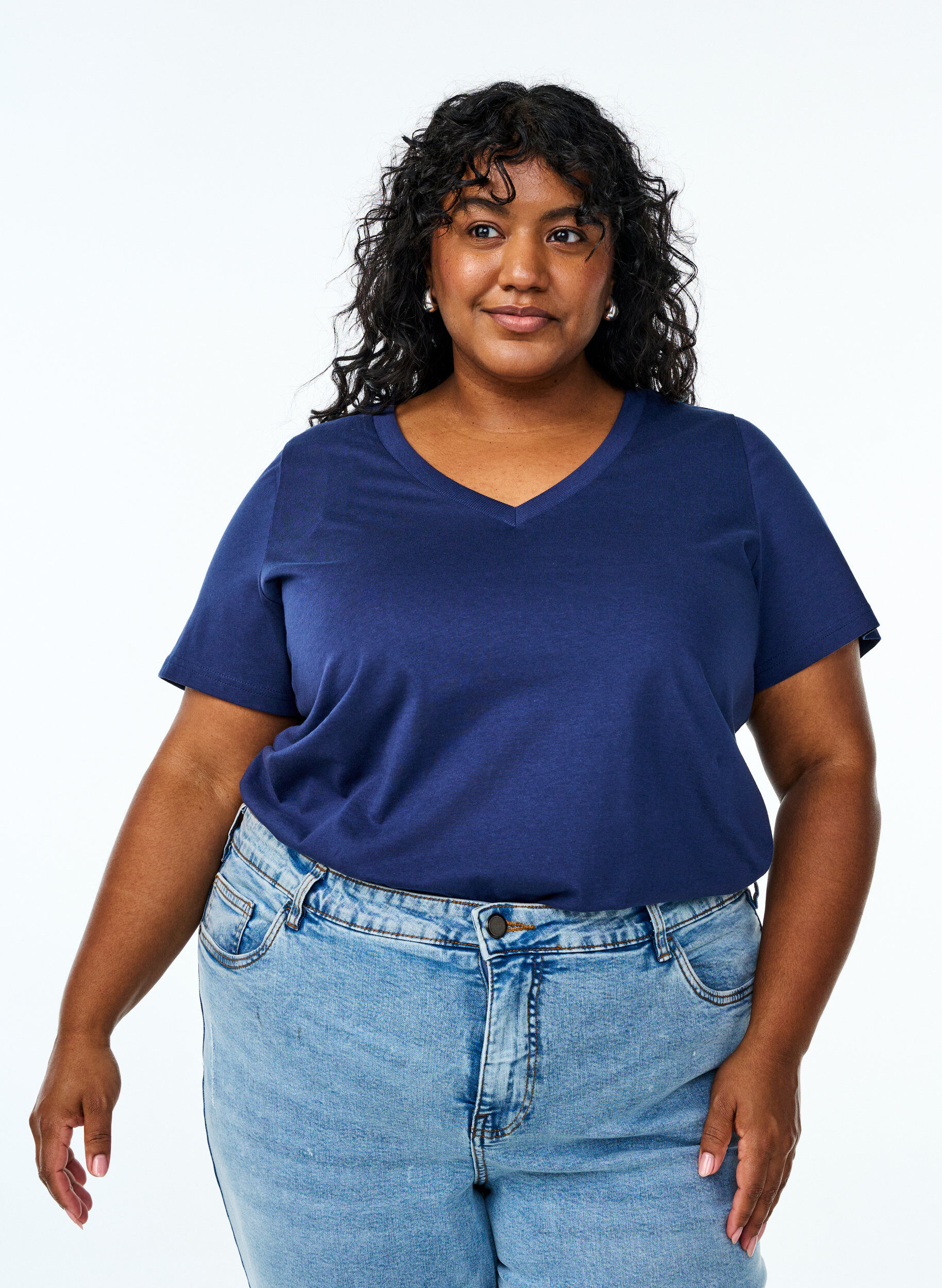 Zizzi Basis t-shirt i bomuld med V-hals, Bl&aring;, Model image number 0