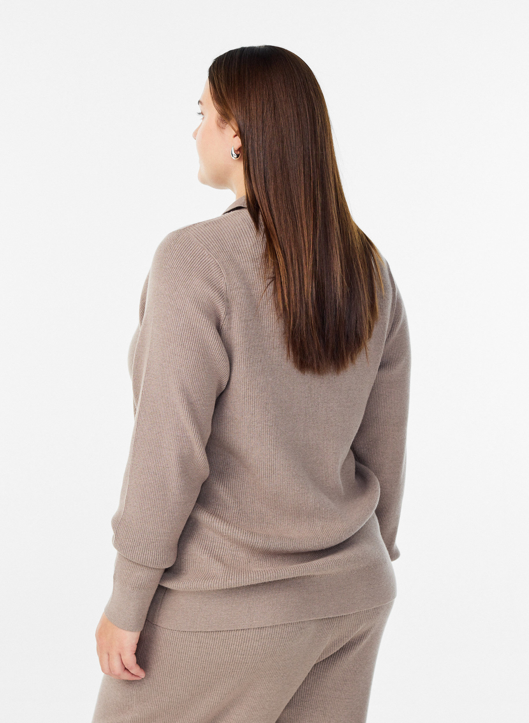 Zizzi Ribstrikket pullover med polokrave og lynl&aring;s, Beige, Model image number 2
