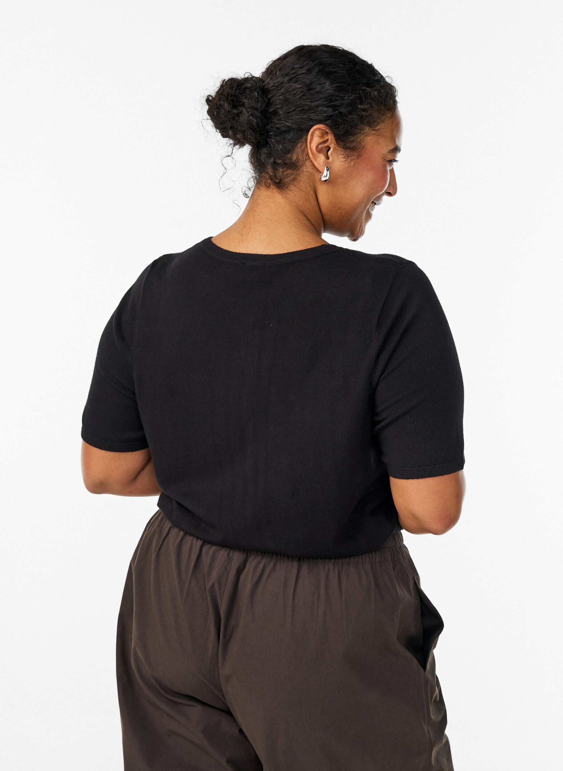 Zizzi Kort&aelig;rmet strikcardigan i viskose, Sort, Model image number 2