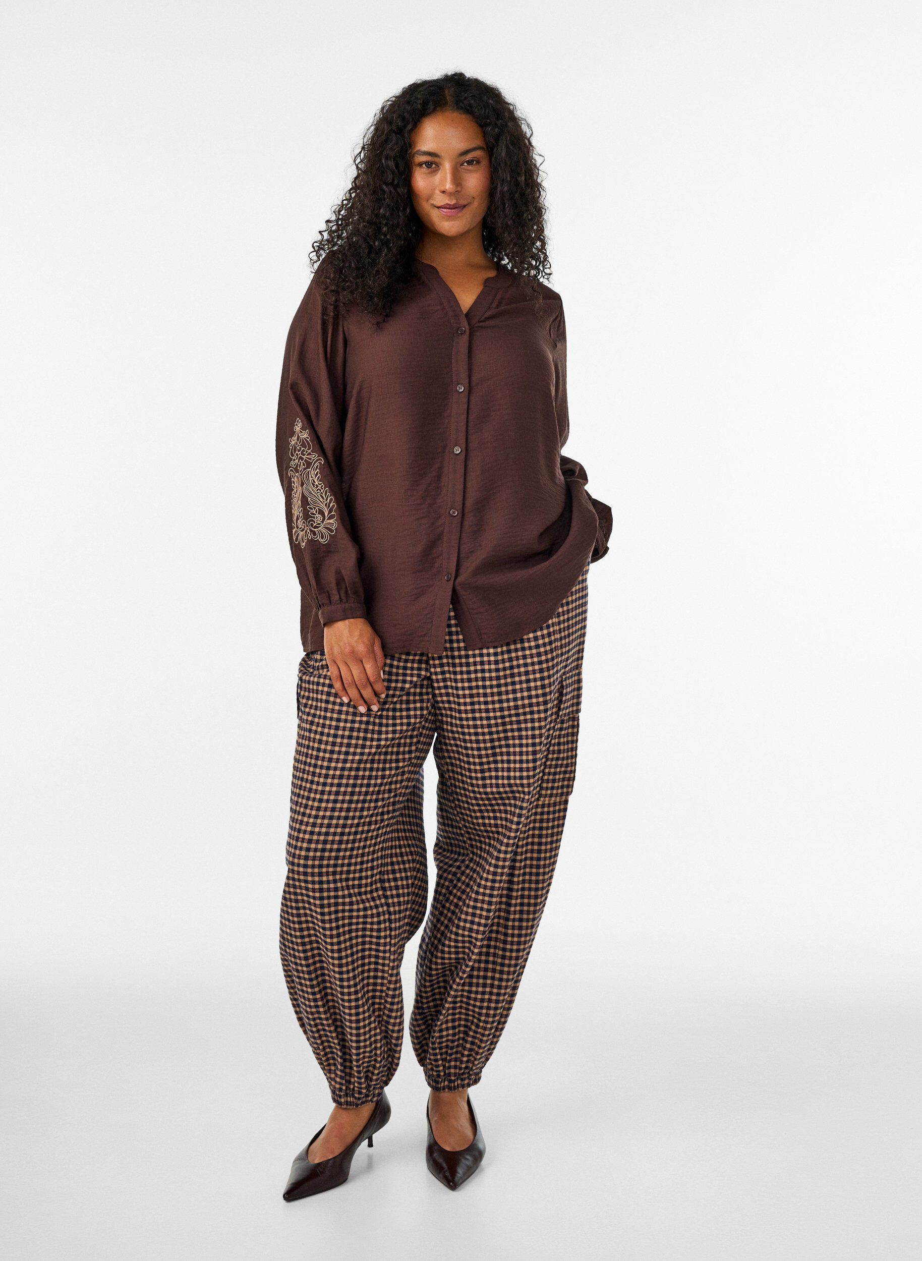 ZizziSkjorte i viskose med broderi p&aring; &aelig;rmer, Brun, Model image number 1