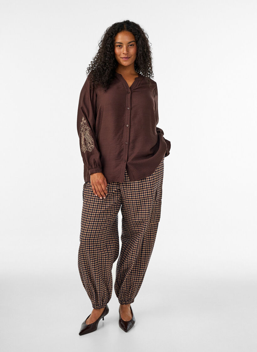 Skjorte i viskose med broderi p&aring; &aelig;rmer, Brun, Model image number 1
