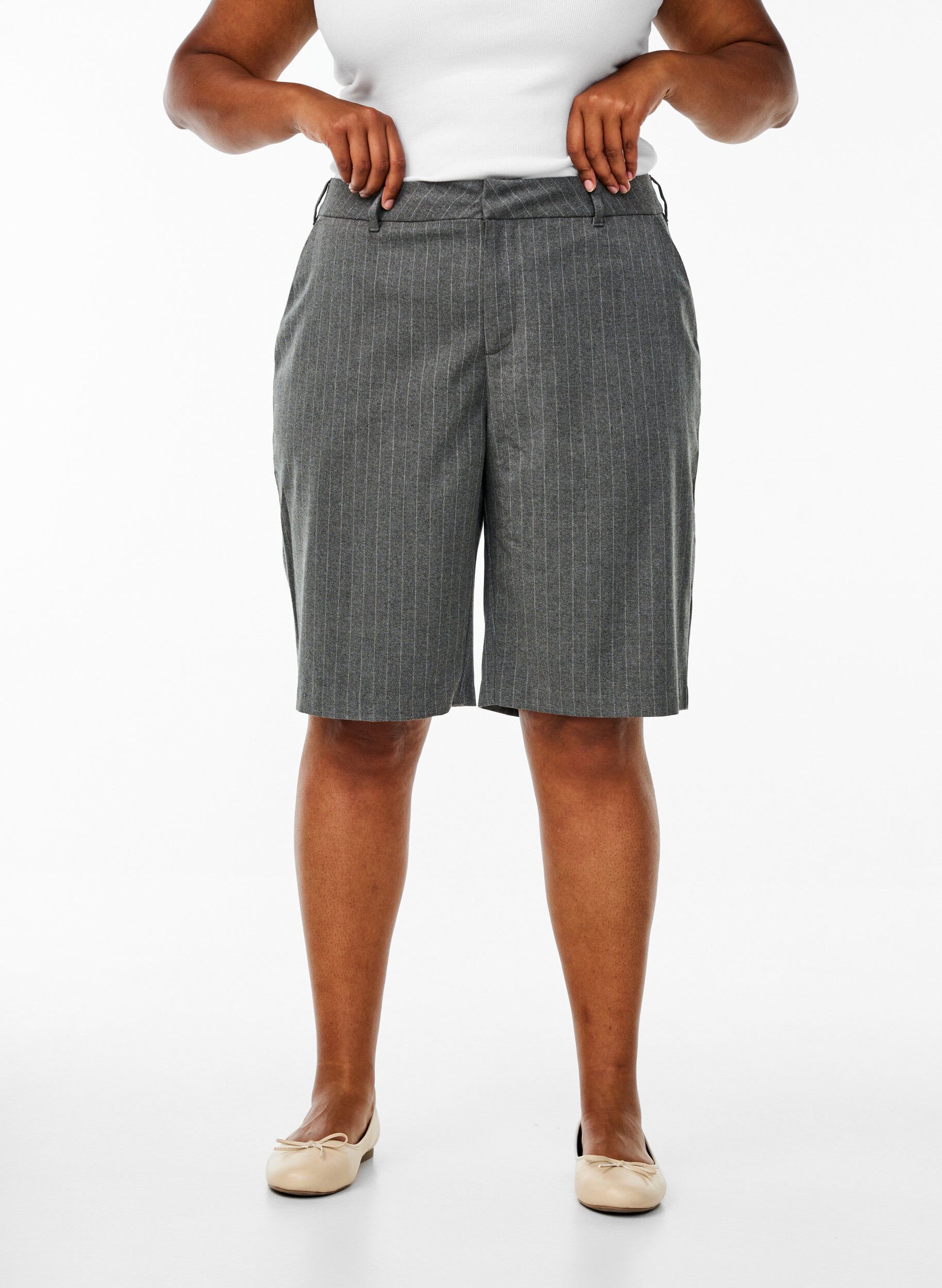 Zizzi N&aring;lestribede bermudashorts med l&oslash;s pasform, Gr&aring;, Model image number 3